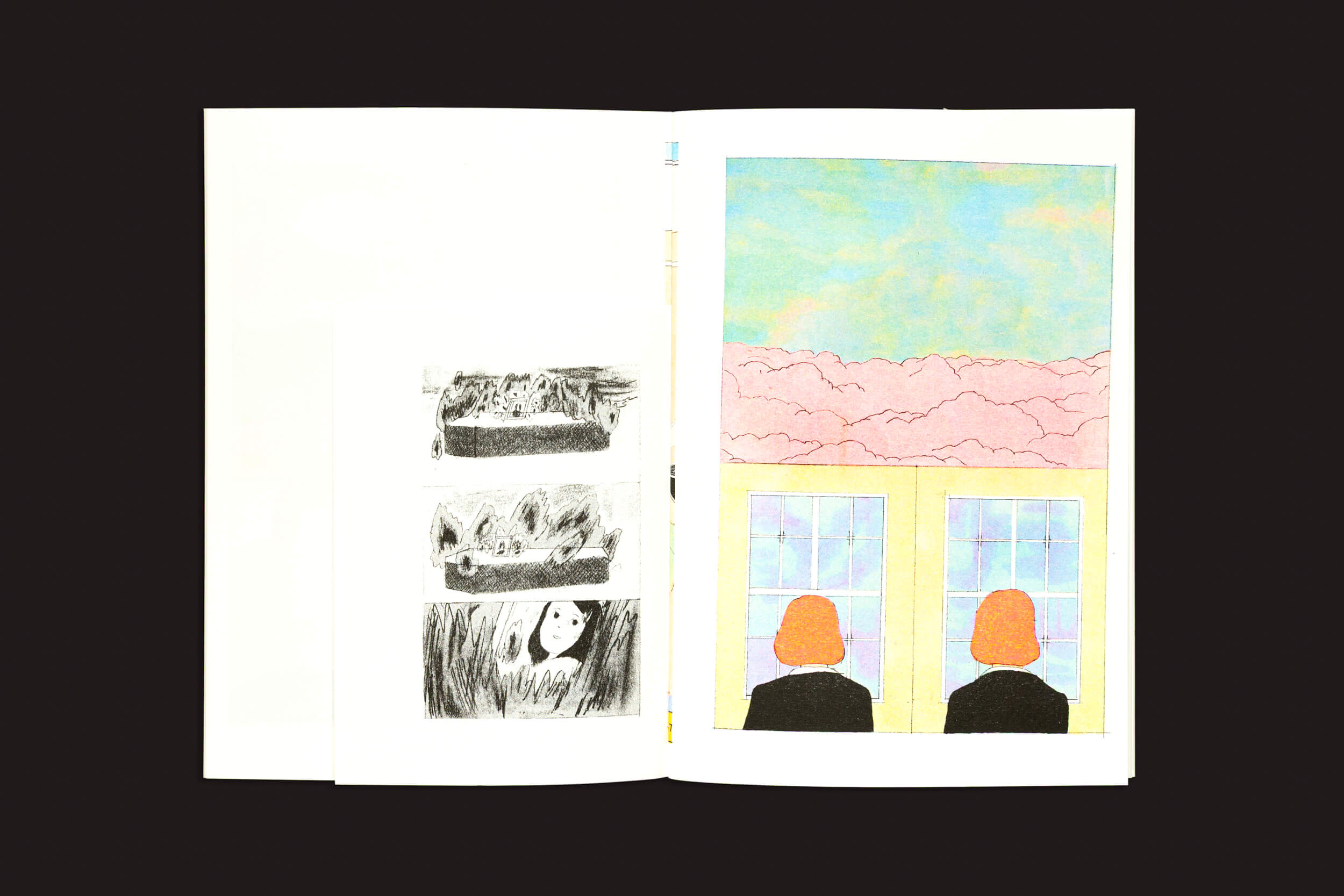 Um livro aberto, Melek Zertal: Sleepless, da Fidéle Editions, mostra esboços em preto e branco à esquerda e Dana Scully com cabelo laranja olhando pela janela para um céu rosa cheio de nuvens à direita.