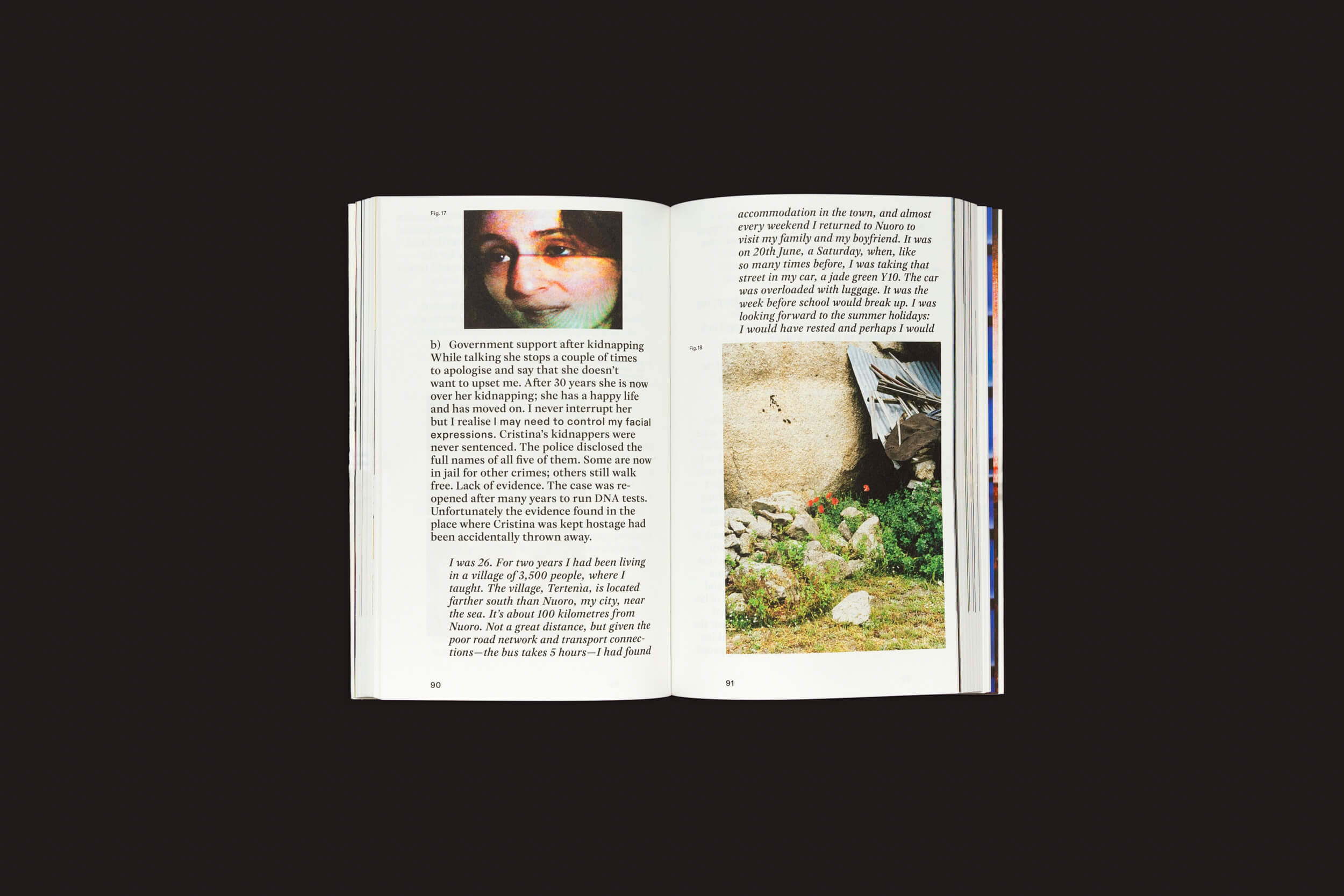 Um livro aberto mostra parte do rosto de uma mulher acima do texto na página esquerda, sugerindo Some of you Killed Luisa, de Valeria Cherchi, do The Eriskay Connection. À direita, uma foto de um muro de pedra e estrutura de madeira sugere elementos de sequestros na Sardenha dentro de um texto ilegível.