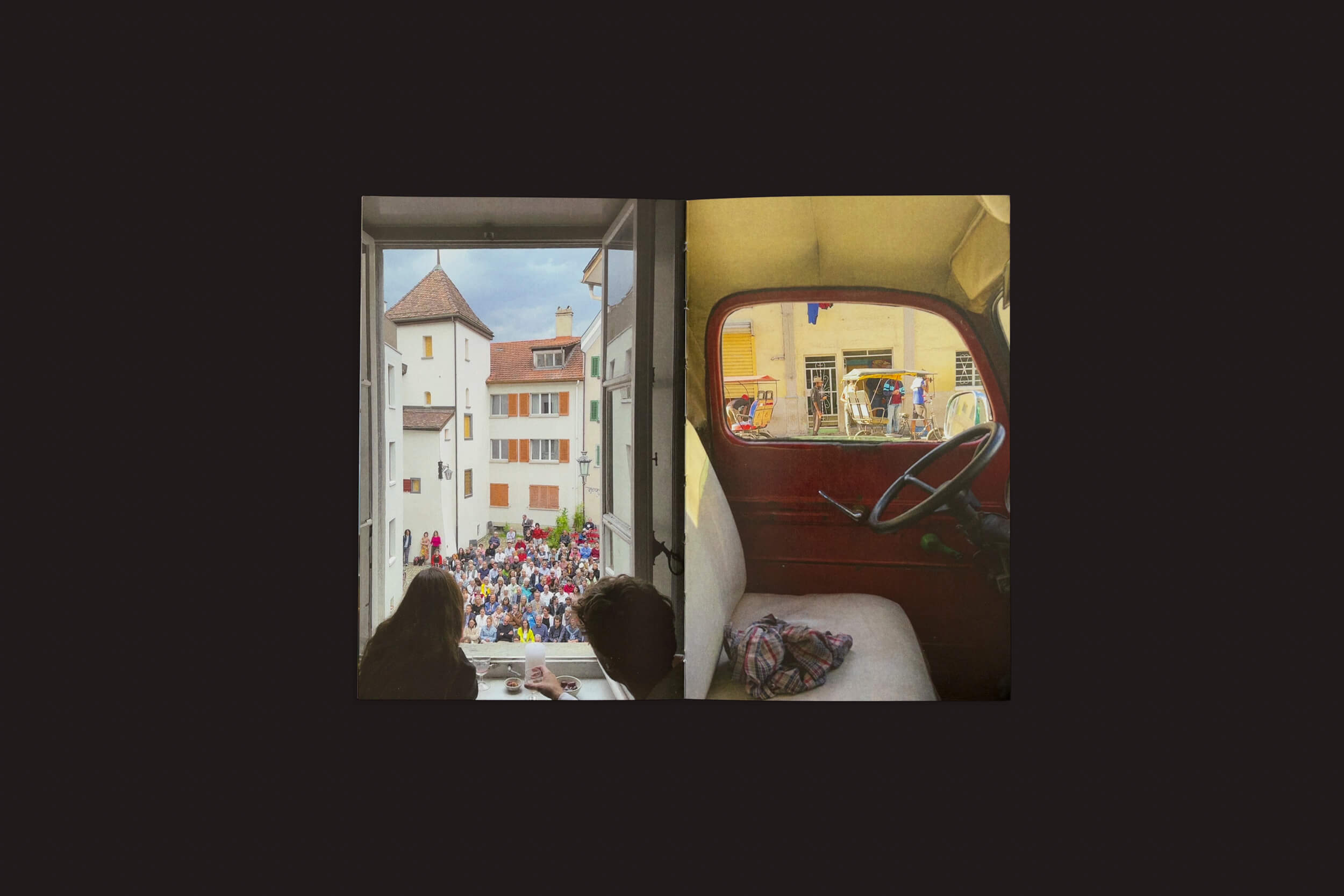 Lado esquerdo: Duas pessoas experimentam Sam Youkilis: Somewhere 2017-2023 do Loose Joints, enquanto uma multidão se reúne em uma praça ensolarada de uma cidade europeia. Lado direito: Interior de um veículo vintage com painel vermelho e assentos brancos capturados como uma obra observacional, com uma bolsa no assento.