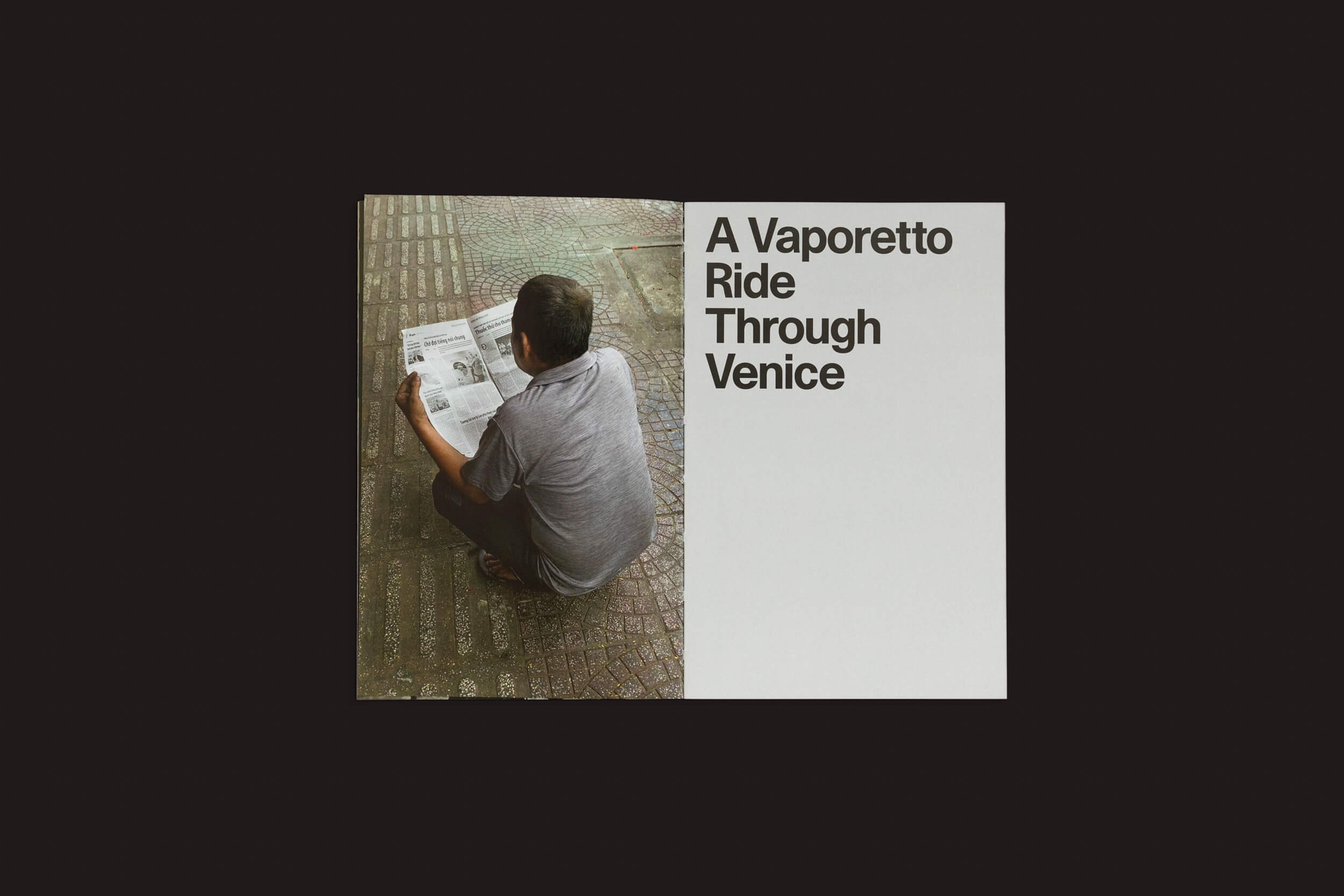 Um homem está sentado em uma rua de paralelepípedos, absorto em seu jornal. Ao lado dele, o texto Sam Youkilis: Somewhere 2017-2023 de Loose Joints captura a essência de uma experiência humana em um fundo branco.