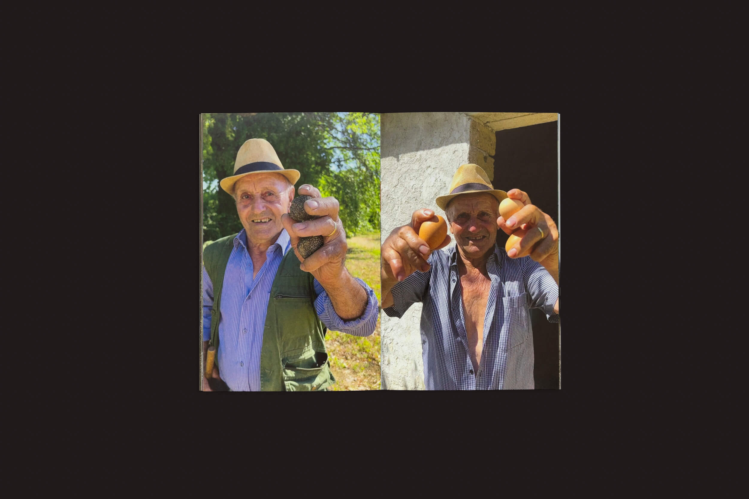 A obra Sam Youkilis: Somewhere 2017-2023 de Loose Joints apresenta imagens lado a lado de um homem mais velho de chapéu, sorrindo. À esquerda, ele segura uma pedra; à direita, dois ovos com um edifício ao fundo, capturando a experiência humana ao ar livre.