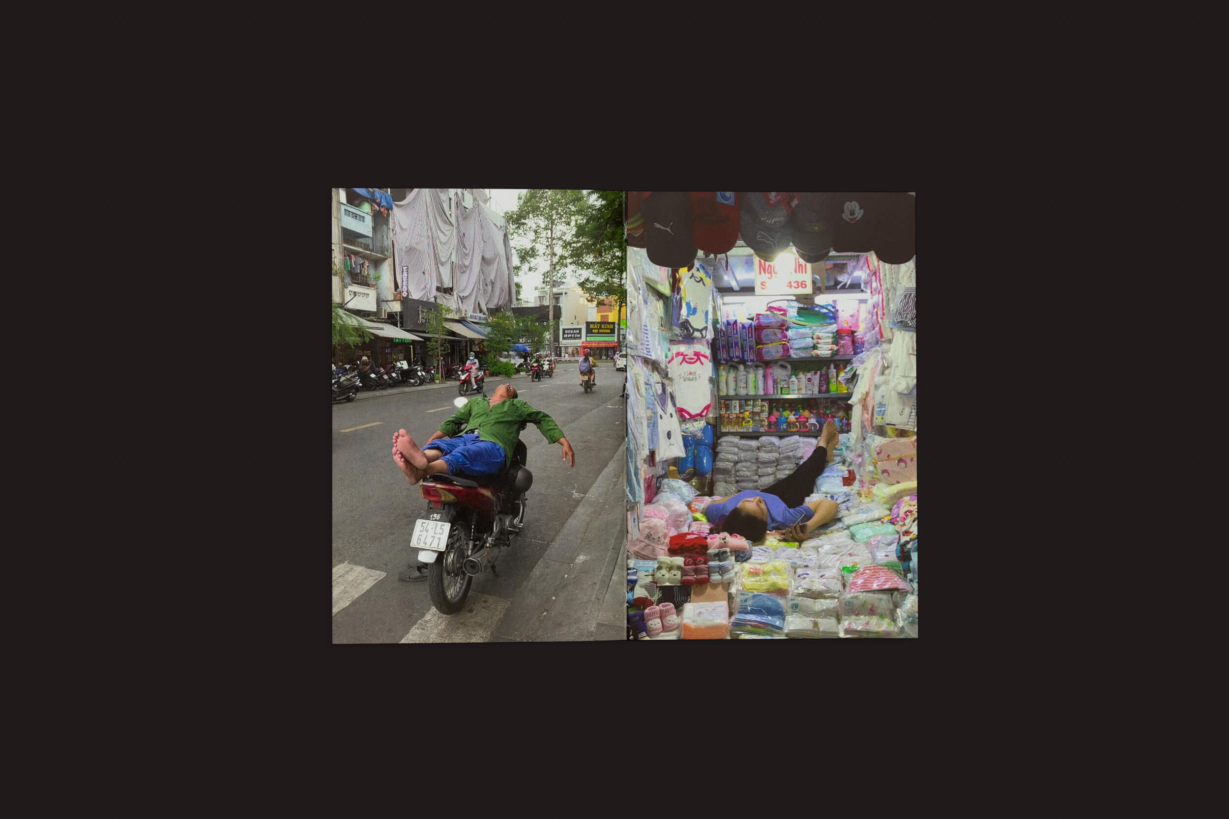 Imagem dividida: À esquerda, uma pessoa está deitada em uma motocicleta carregada de mercadorias. À direita, alguém dorme em meio a mercadorias em uma pequena loja. Ambas as cenas capturam a experiência humana de vibrantes mercados de rua, transformando a vida cotidiana em uma obra observacional em Sam Youkilis: Somewhere 2017-2023 por Loose Joints.