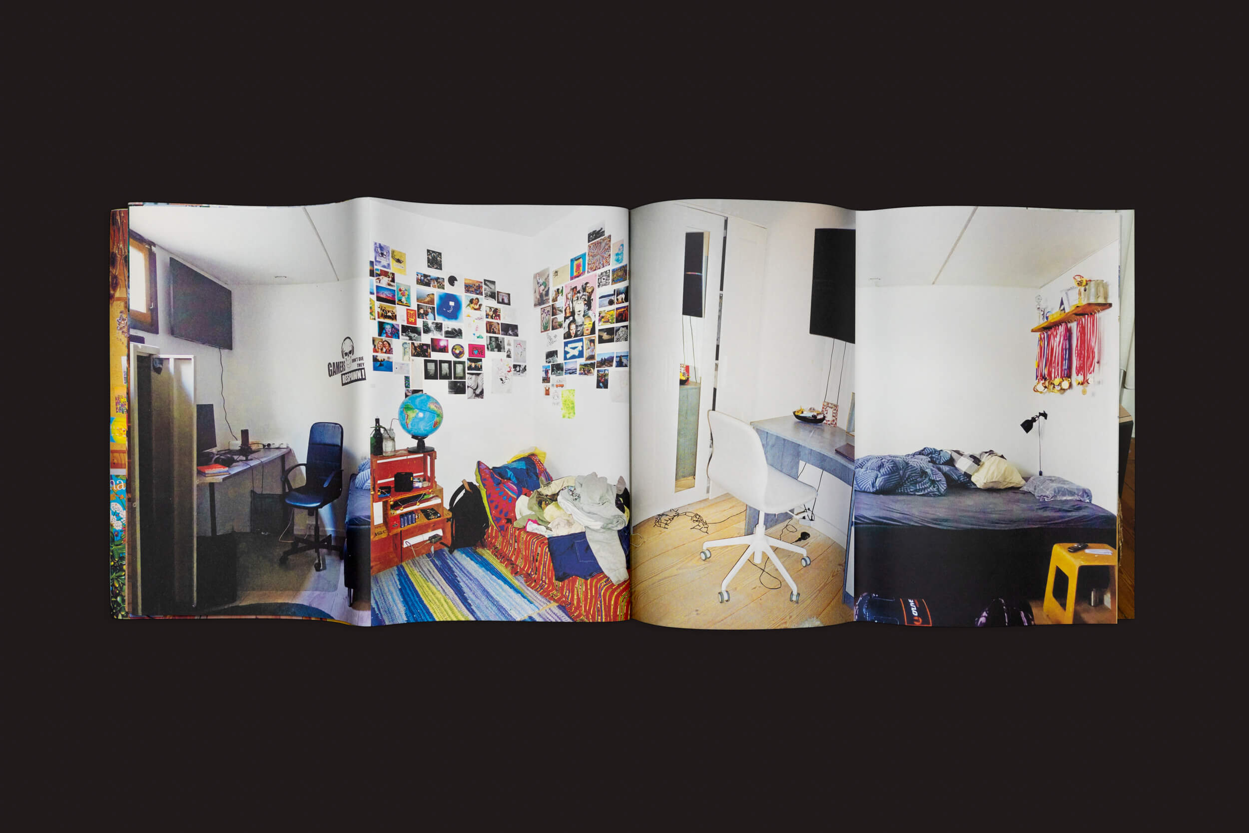 A imagem apresenta uma página aberta de Barbara Marstrand: Still Life of Teenagers de Disko Bay, exibindo dois quartos de adolescentes. Um reflete a cultura jovem dinamarquesa com fotos coloridas e um globo; o outro é minimalista com uma cadeira branca e uma pequena prateleira.