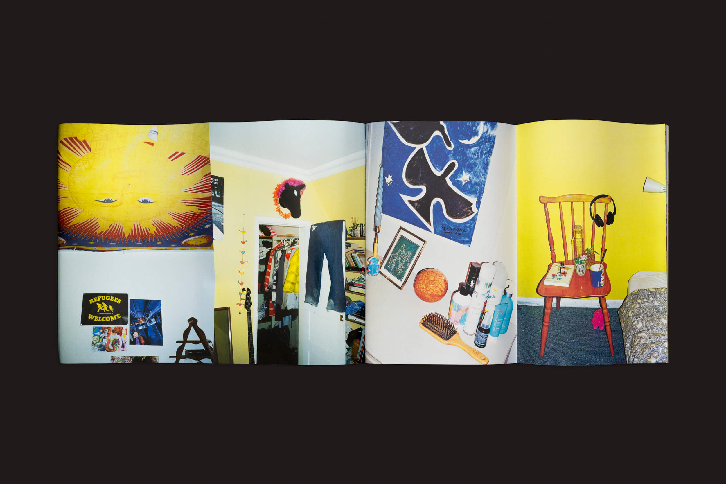 Uma colagem de quatro imagens apresenta um quarto com paredes amarelas brilhantes, um cabideiro, tapeçaria de teto com tema cósmico, decoração e uma cadeira com fones de ouvido, evocando Natureza Morta de Adolescentes, de Barbara Marstrand, de Disko Bay, que lembra os quartos da cultura jovem dinamarquesa.