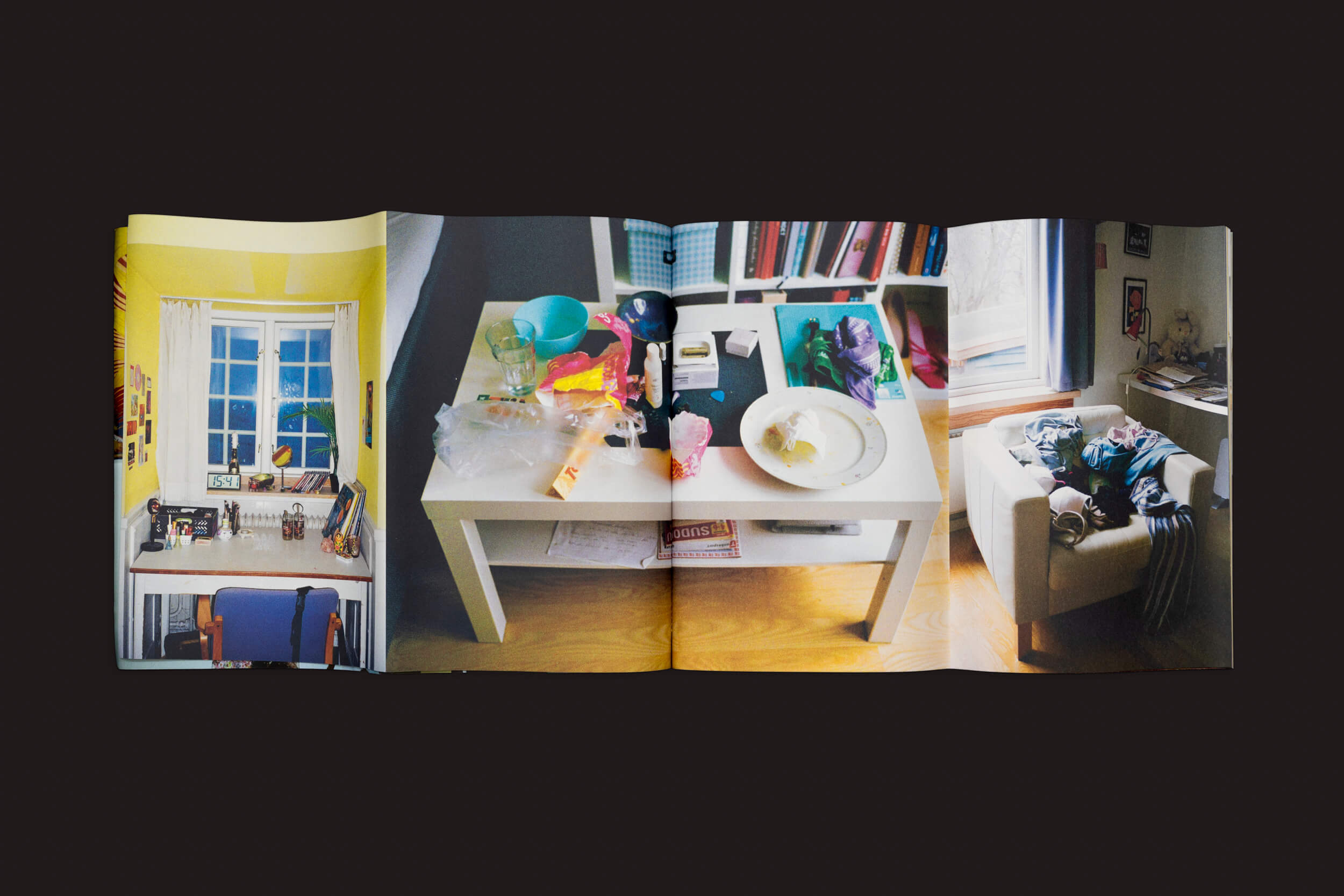 Natureza morta de adolescentes, de Barbara Marstrand, de Disko Bay, retrata lindamente a cultura jovem dinamarquesa: uma mesa organizada com livros e uma jaqueta sobre uma cadeira, uma mesa bagunçada com brinquedos e pratos e uma cadeira confortável repleta de roupas, capturando a essência encontrada nos fotolivros.