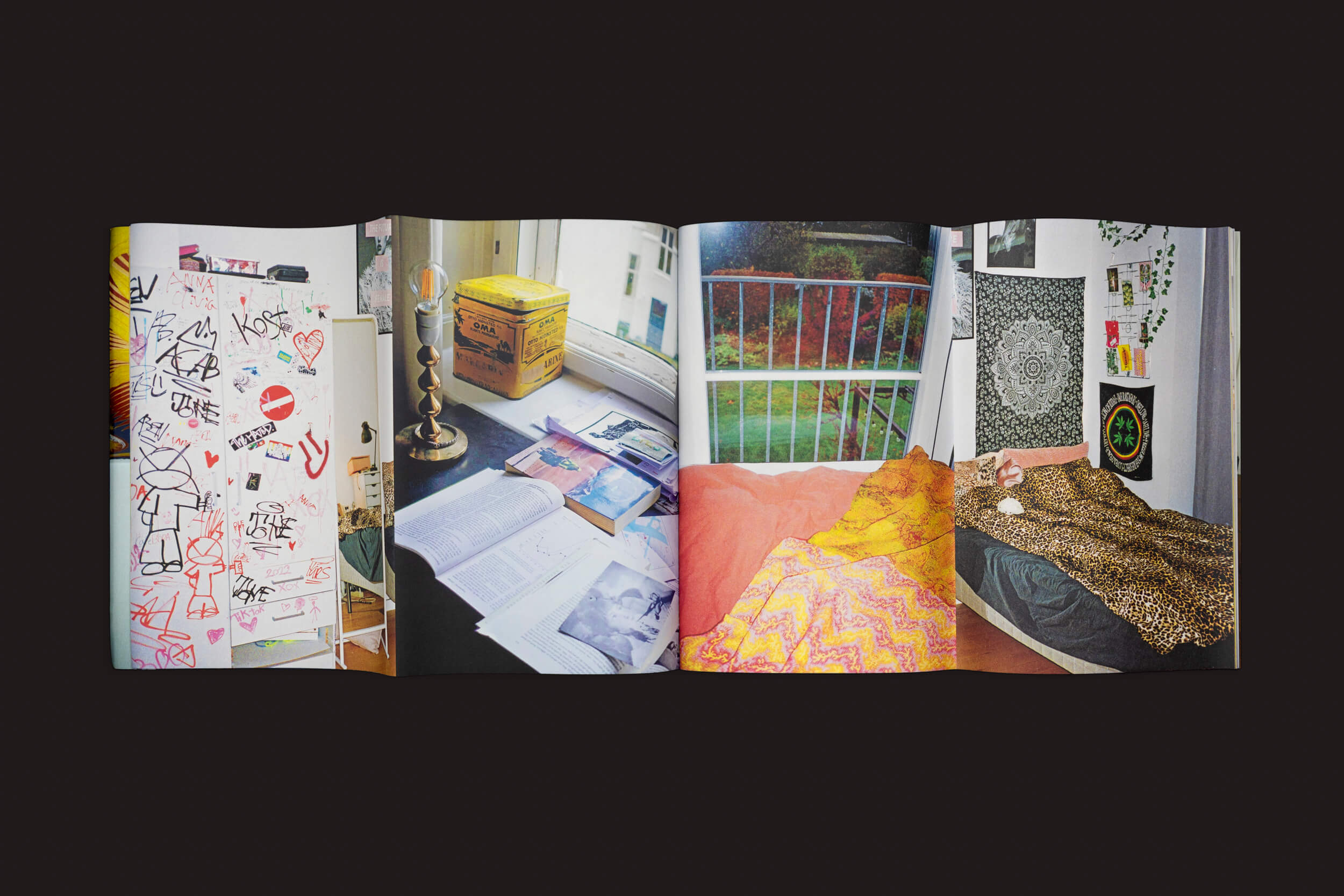 Natureza morta de adolescentes, de Barbara Marstrand, de Disko Bay, captura lindamente quartos de adolescentes com uma parede decorada com grafite, uma escrivaninha com livros e um abajur perto da janela e uma cama aconchegante com cobertores brilhantes sob uma tapeçaria.