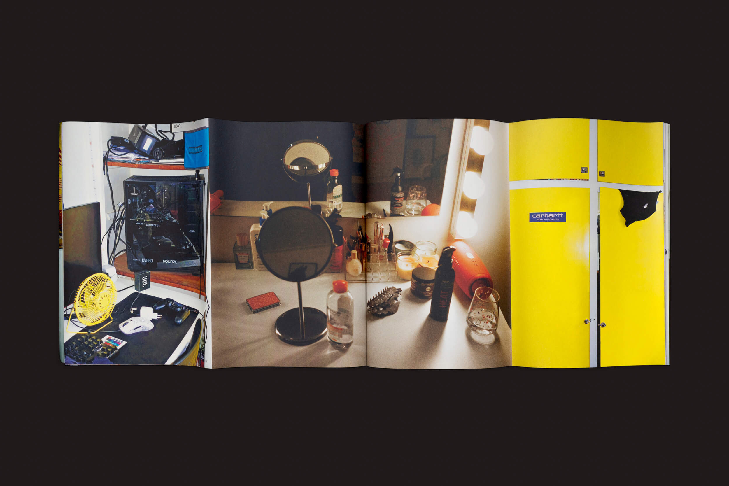 O fotolivro Barbara Marstrand: Still Life of Teenagers de Disko Bay mostra a cultura jovem dinamarquesa com imagens vibrantes: uma mesa desorganizada com computador e ventilador, penteadeira com luzes e um armário amarelo brilhante revelando um interior escuro.