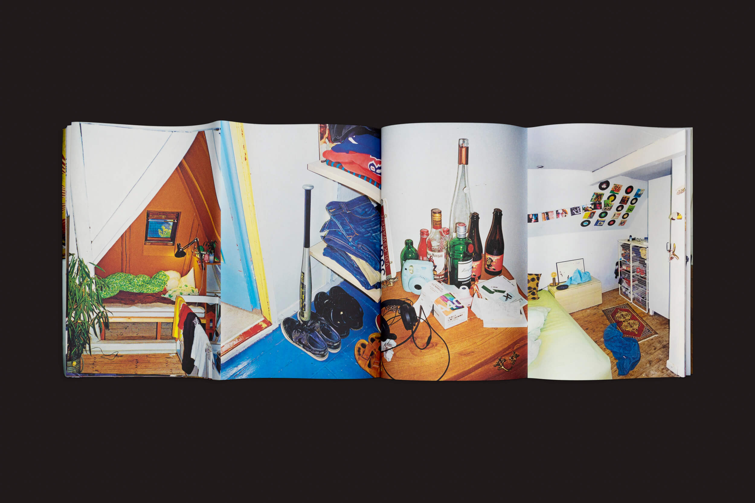 Abra Still Life of Teenagers de Barbara Marstrand, da Disko Bay, para quartos adolescentes vívidos: a esquerda mostra um espaço animado e desorganizado com roupas e sapatos, enquanto a direita apresenta elementos da cultura jovem dinamarquesa, como garrafas e decorações. O fundo preto realça essas cenas vibrantes.