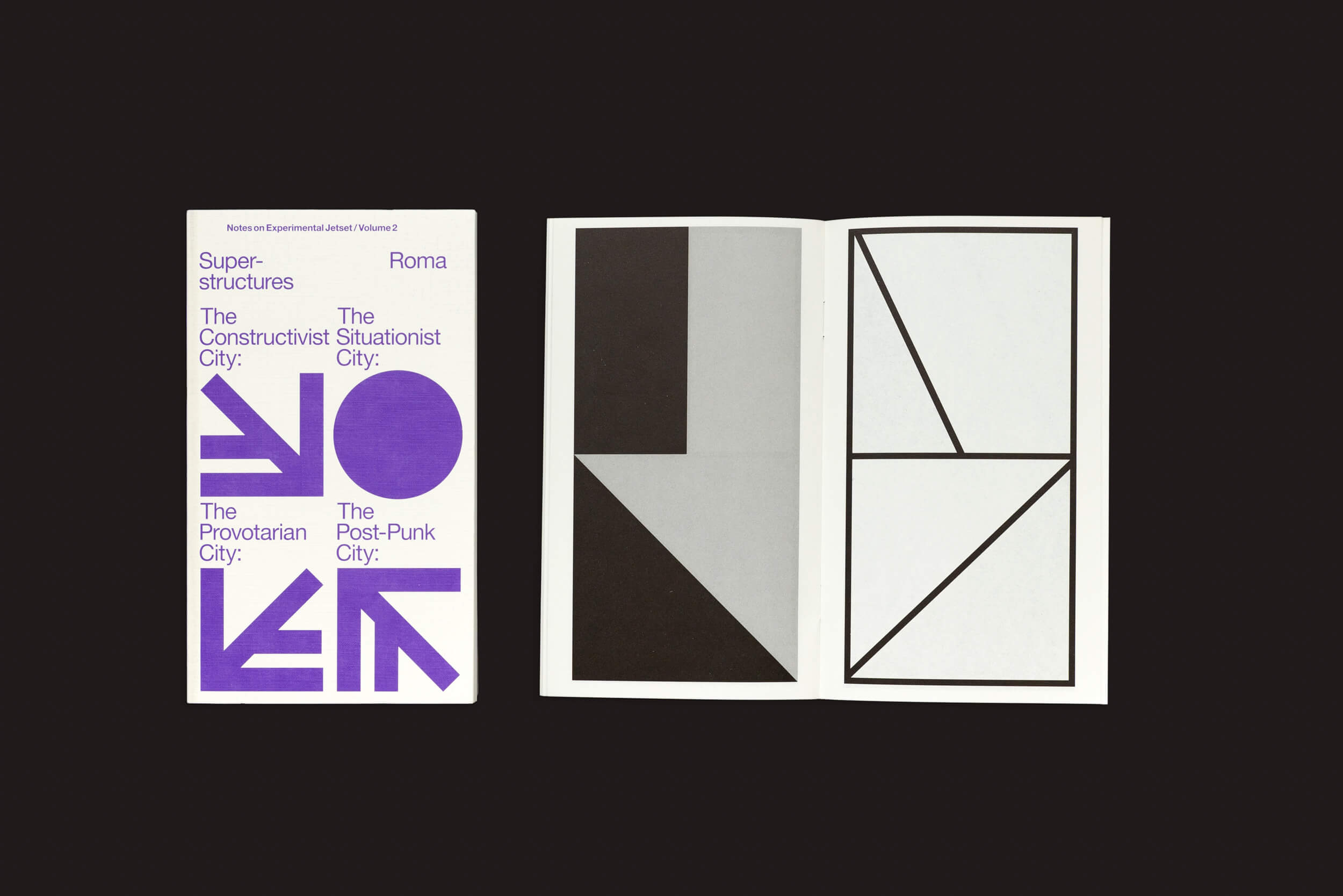 Dois livretos abertos em um fundo escuro: o da esquerda apresenta designs abstratos roxos com texto relacionado à cidade que lembra o discurso da Internacional Situacionista, enquanto o da direita exibe formas geométricas em preto e branco ecoando a estética do Construtivismo. Experimental Jetset: Superstructures por Roma Publications.
