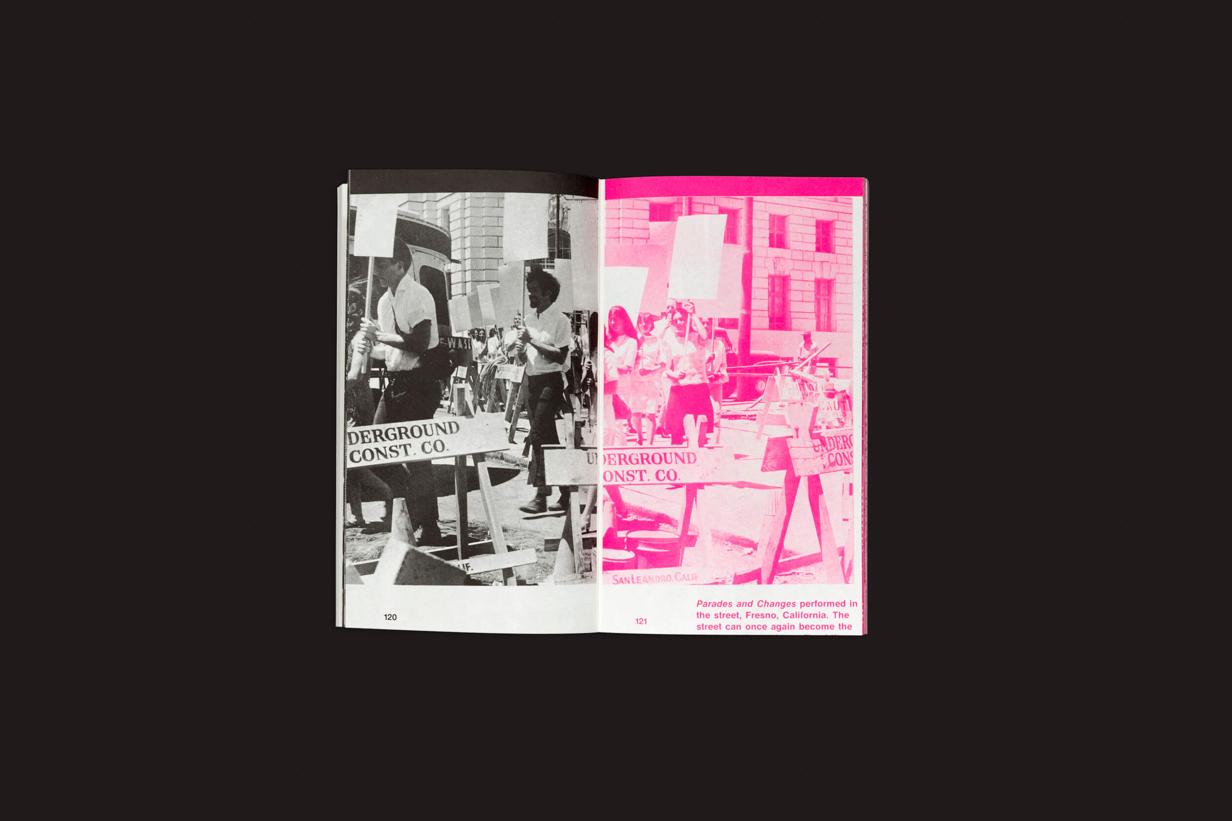 Abra a revista para revelar duas páginas. Esquerda: foto em preto e branco com placa UNDERGROUND CONST. CO., direita: página rosa imitando a cena com vibe Pós-Punk, sugerindo temas Internacional Situacionista. Inspiração tirada de Experimental Jetset: Superstructures da Roma Publications.