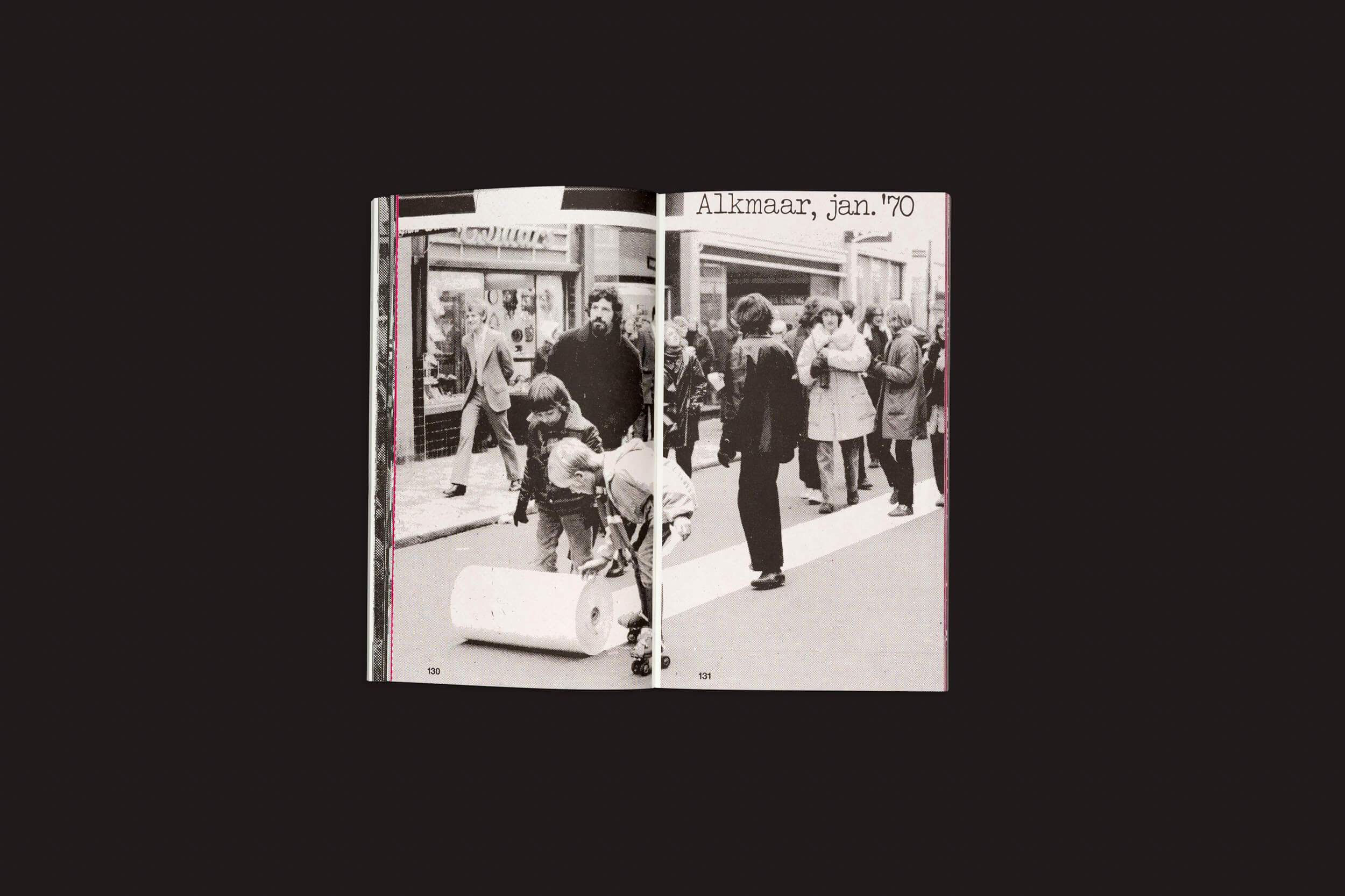 Uma foto em preto e branco em Experimental Jetset: Superstructures da Roma Publications mostra uma movimentada cena de rua evocando uma estética Pós-Punk, com pessoas se movendo contra placas de lojas. A página é rotulada como Alkmaar, jan. 70, capturando o espírito do período em meio a um ambiente dinâmico.