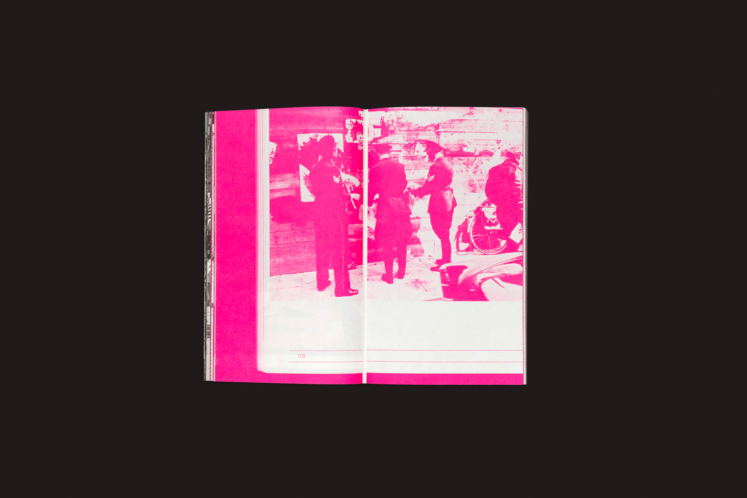 Em um fundo preto, Experimental Jetset: Superstructures (Notes On Experimental Jetset / Volume 2) da Roma Publications revela uma página dupla com coloração rosa. A esquerda mostra uma imagem borrada prestando homenagem ao movimento Internacional Situacionista, enquanto a direita permanece em branco e aberta à interpretação.