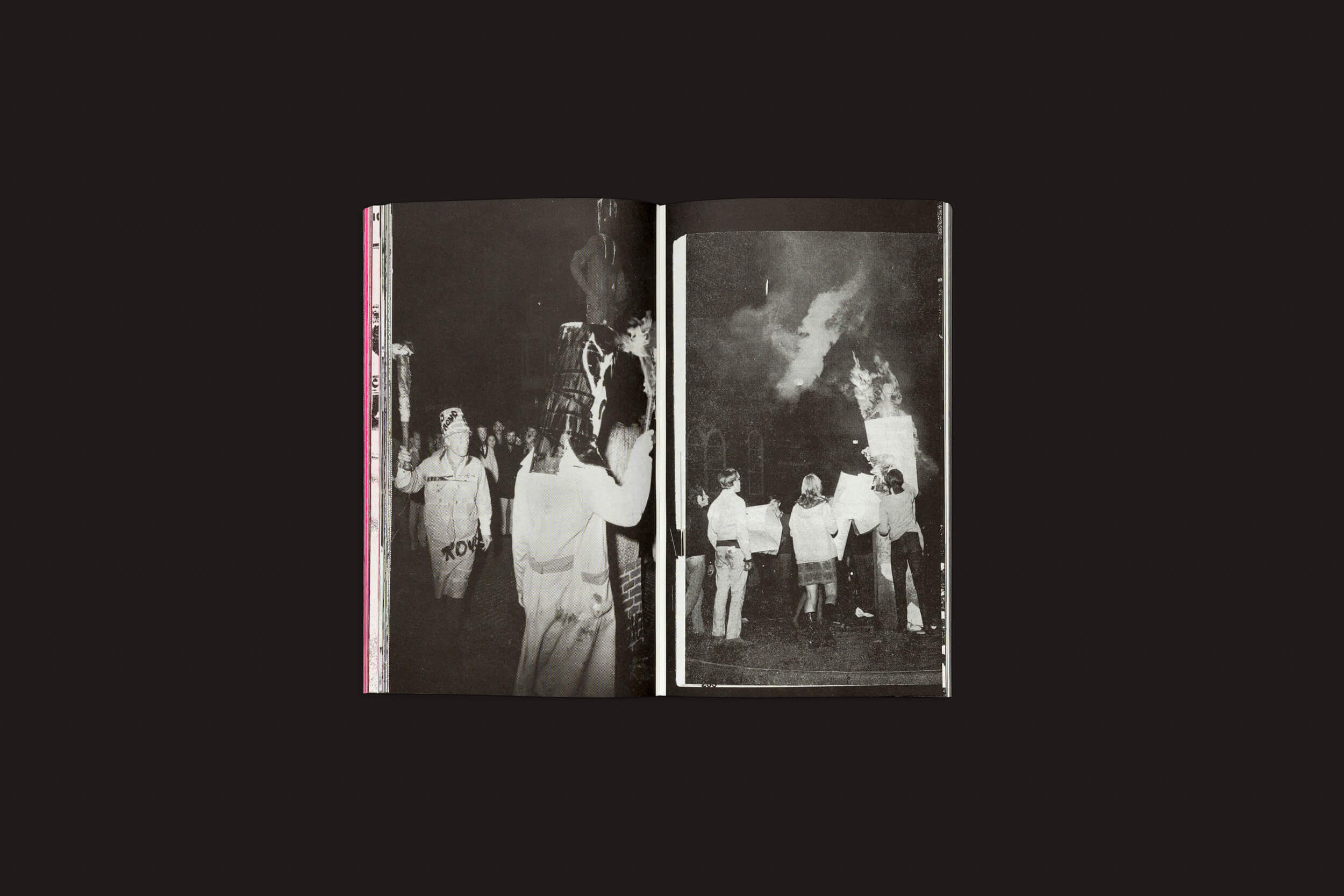 O livro aberto Experimental Jetset: Superstructures da Roma Publications exibe duas fotos em preto e branco: a da esquerda apresenta pessoas com uma vibe Pós-Punk, e a da direita mostra um grupo perto de uma grande fogueira. O fundo preto realça a enigmática influência da arte Construtivista em suas páginas.