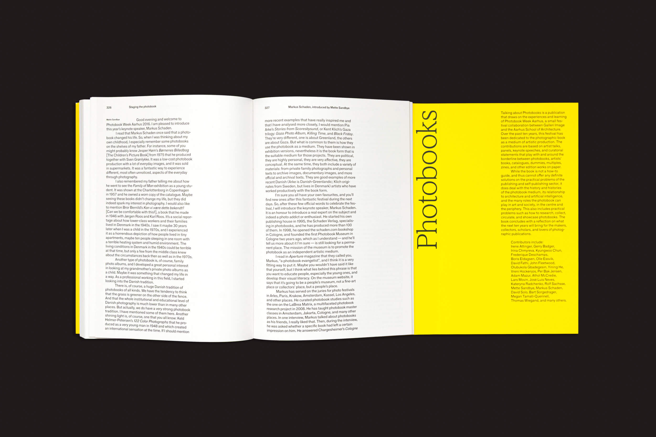 Contra um fundo preto, um livro aberto revela "Talking About Photobooks" de Moritz Neumüller, da Fw:Books. A página da esquerda está cheia de texto preto denso, enquanto a da direita destaca uma seção amarela vívida afirmando corajosamente "Photobooks", habilmente fundindo arte e sociedade.