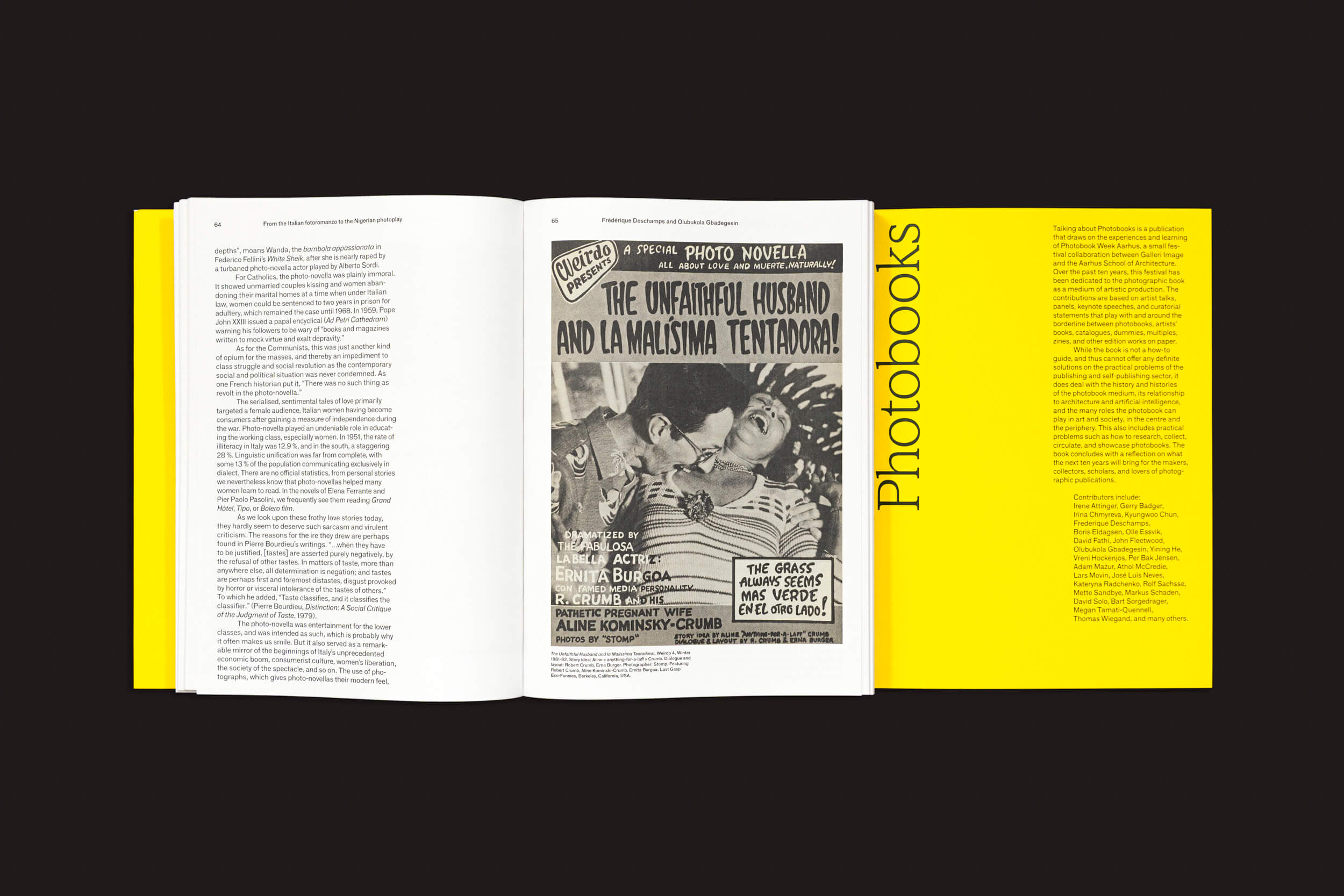 Uma cópia aberta de "Talking About Photobooks: Moritz Neumüller" da Fw:Books mostra um pôster de filme vintage em preto e branco com um casal se abraçando na página esquerda, enquanto o texto em um fundo amarelo brilhante está na página direita, ilustrando como os fotolivros unem arte e sociedade em um fundo preto.