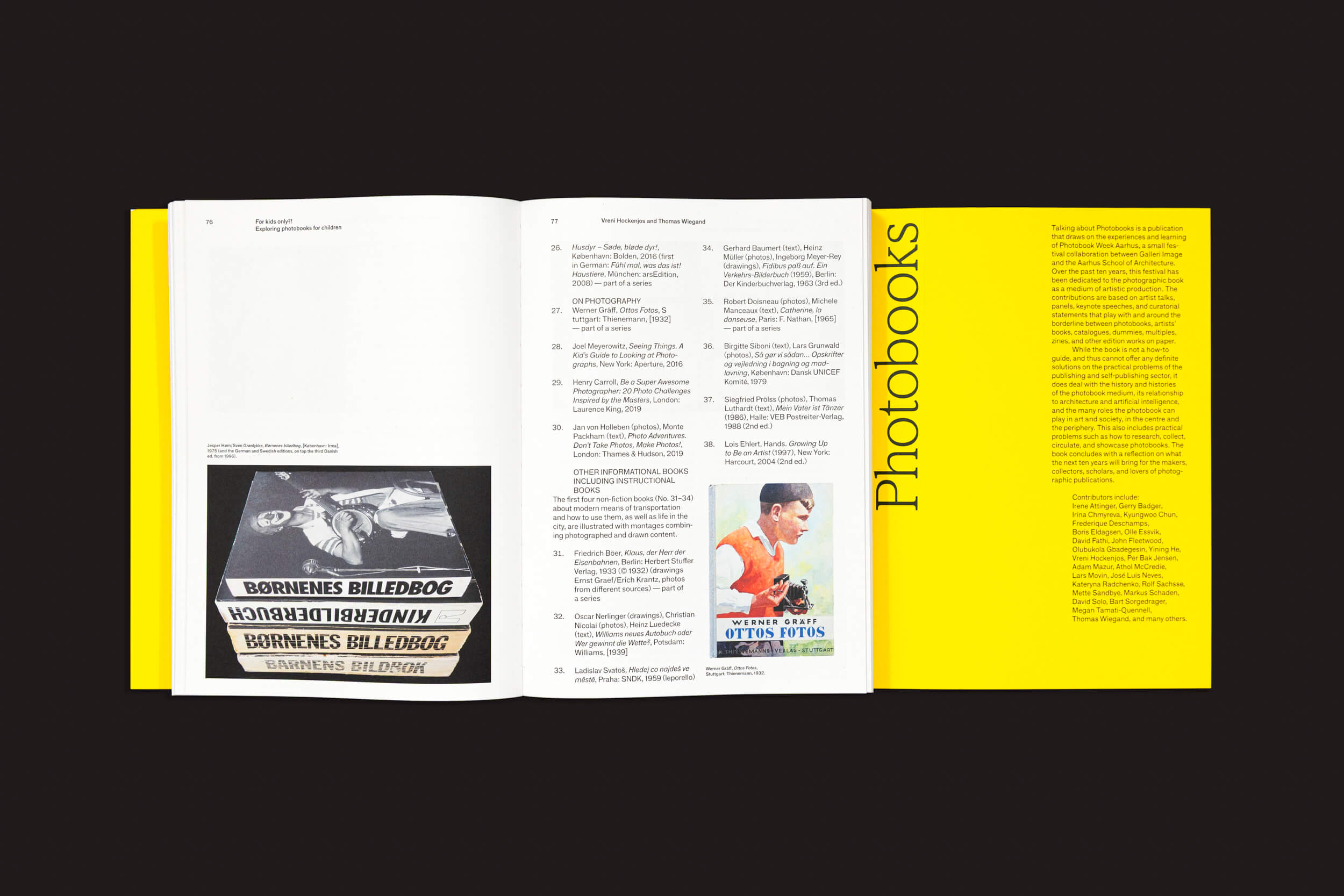 O livro aberto em um fundo preto exibe uma foto em preto e branco e texto à esquerda, com listas e pequenas imagens à direita. A capa amarela vibrante de "Talking About Photobooks: Moritz Neumüller" da Fw:Books apresenta texto vertical capturando o papel dos fotolivros na arte e na sociedade.