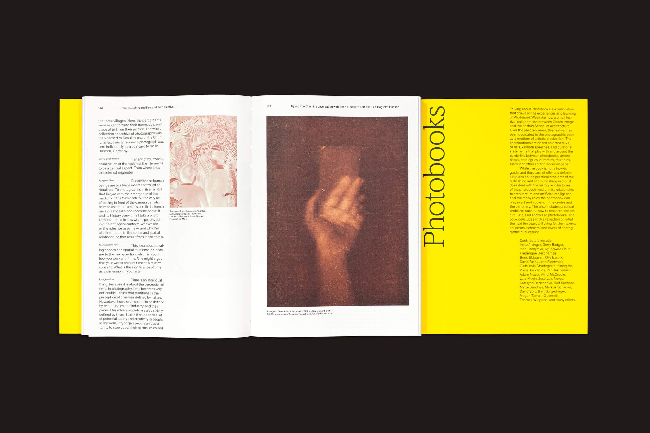 Um álbum de fotos aberto mostra uma mão com um livro à esquerda e texto em ambas as páginas. A capa amarela brilhante exibe com destaque "Talking About Photobooks: Moritz Neumüller" da Fw:Books, convidando os leitores a explorar a intrincada conexão entre arte e sociedade.