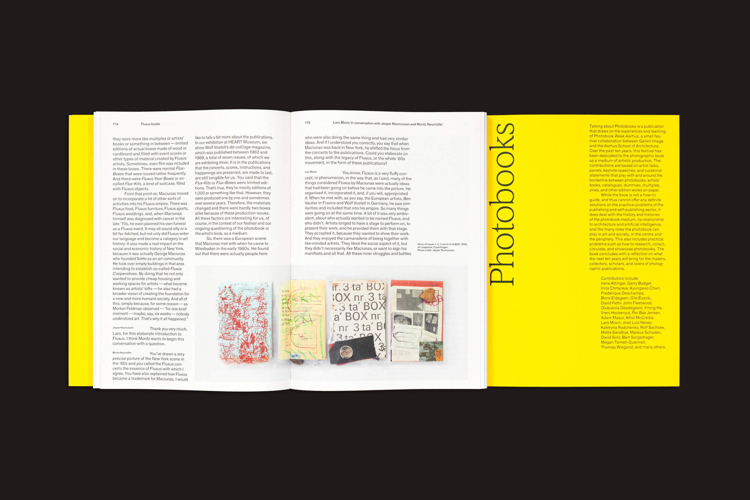 Um livro aberto em um fundo preto apresenta páginas brancas cheias de texto; a página direita exibe com destaque "Fotolivros" em texto amarelo grande. A página esquerda apresenta uma ilustração e colagem de fotos, conectando "Talking About Photobooks: Moritz Neumüller" de Fw:Books com o impacto social da arte.