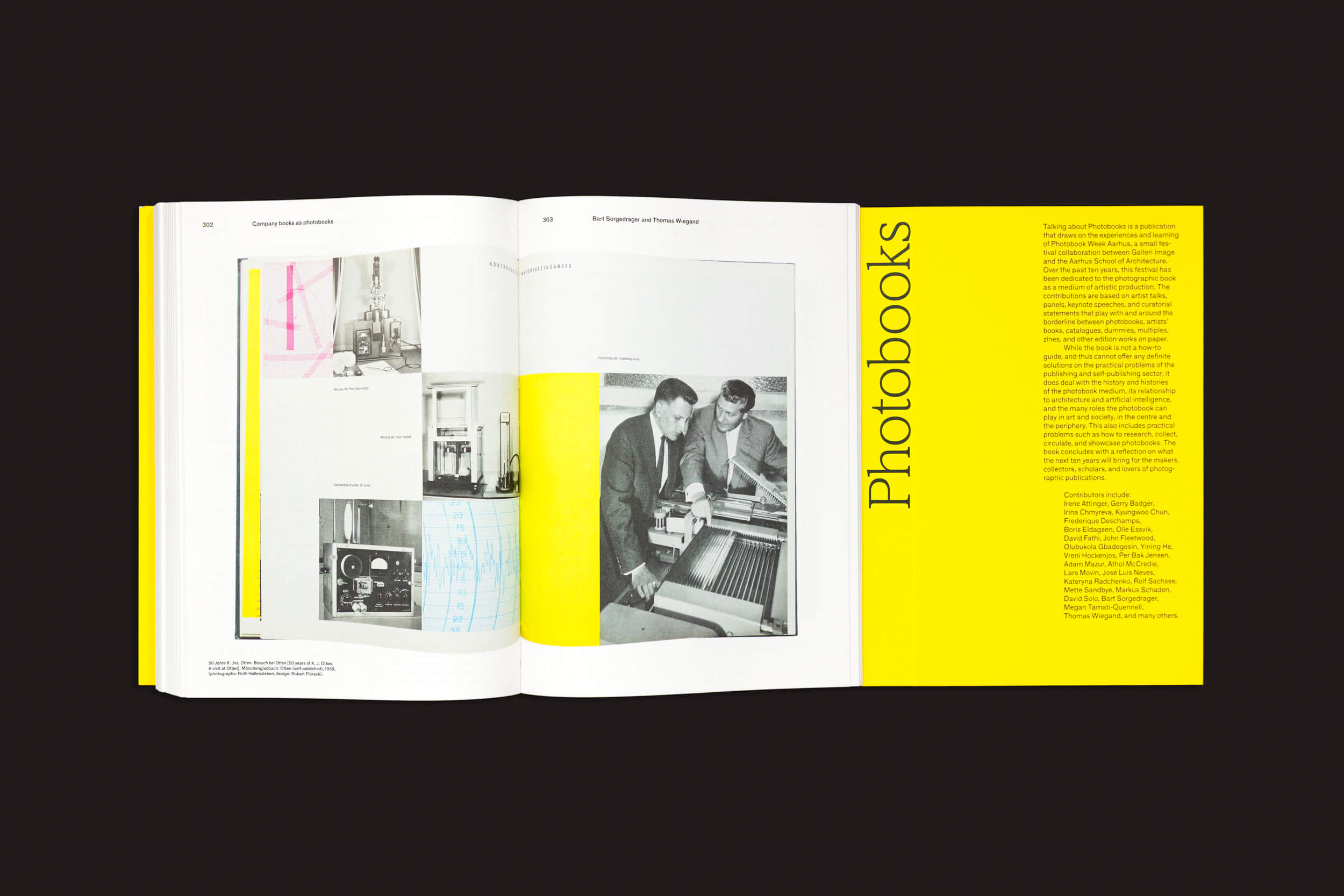 Um livro aberto exibe fotos em preto e branco e texto em um fundo amarelo vivo. Em uma imagem, dois homens inspecionam uma máquina. A frase "Fotolivros" é destacada na página direita, sugerindo sua importância na arte e na sociedade. Isto é de "Talking About Photobooks: Moritz Neumüller" por Fw:Books.