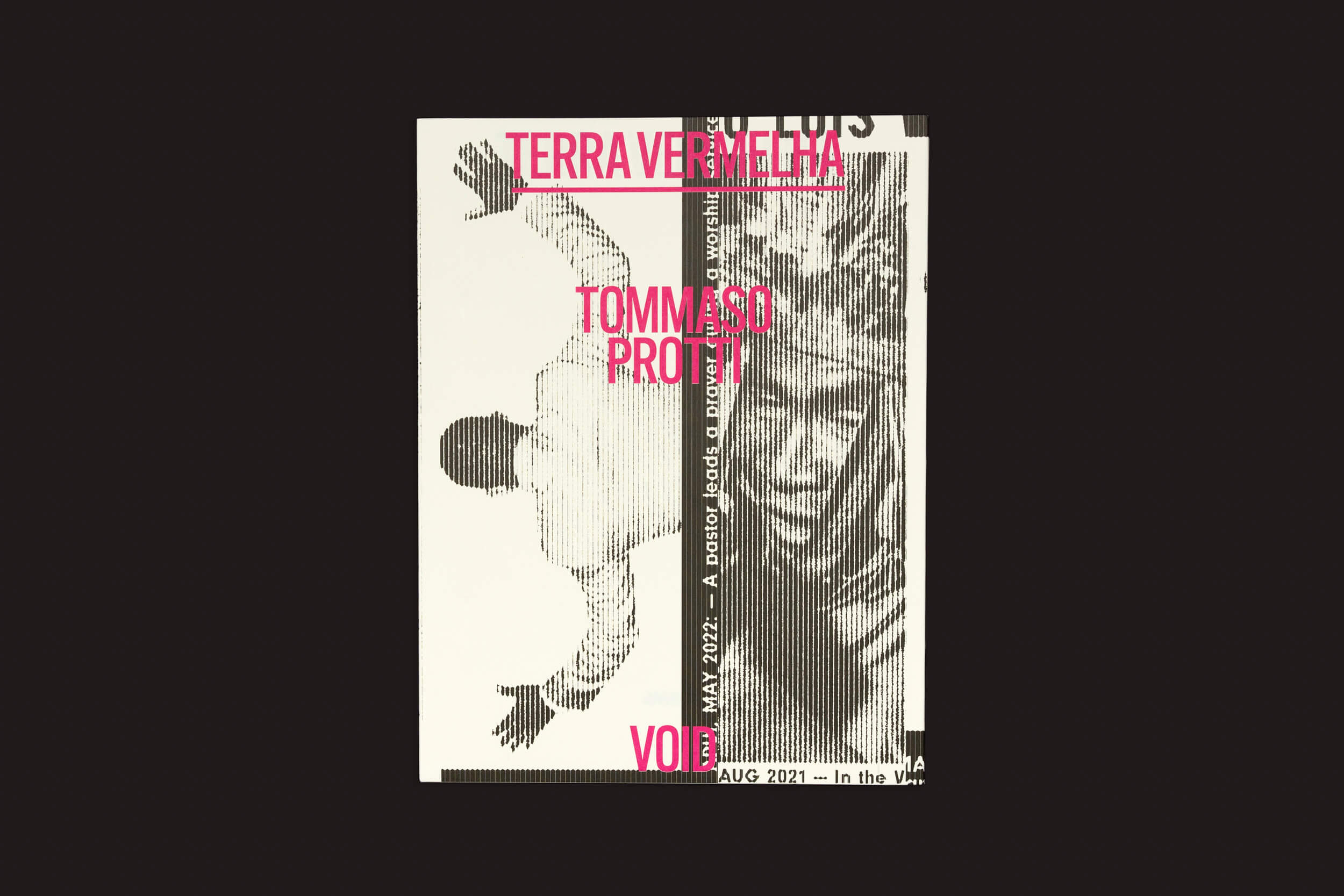 Uma imagem em tons de cinza com uma divisão vertical: à esquerda, uma pessoa de frente para baixo com os braços abertos; à direita, um close-up de um rosto. O texto vermelho diz Tommaso Protti: Terra Vermelha Void May 2022, refletindo sutilmente temas de desmatamento e conservação.