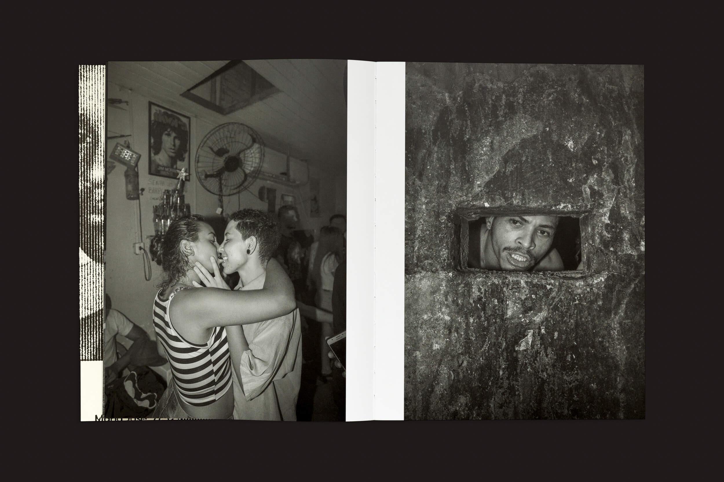 A imagem da esquerda de Tommaso Protti: Terra Vermelha de Void apresenta uma foto em preto e branco de duas pessoas se beijando sob um ventilador de teto, evocando nostalgia. À direita, um homem se inclina para fora de uma pequena janela de pedra, olhando para fora.