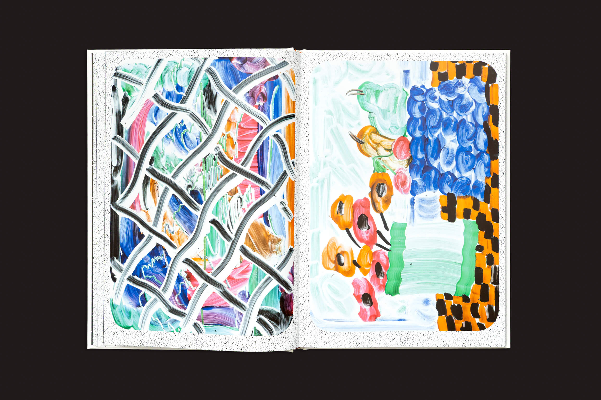 O livro de encadernação rígida aberto "Manon Cezaro: Terrain Glissant" da Fidéle Editions mostra desenhos abstratos — linhas coloridas cruzadas à esquerda e formas azuis, laranja e verdes em um fundo xadrez à direita.