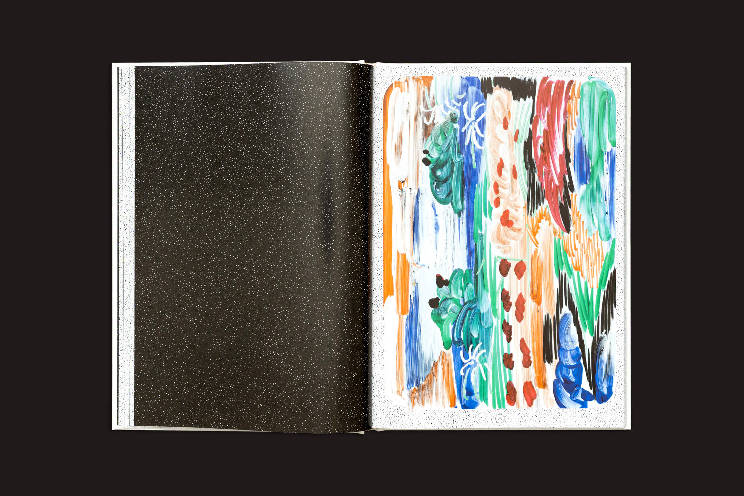 O livro de capa dura "Manon Cezaro: Terrain Glissant", da Fidéle Editions, é preto; a página esquerda é totalmente preta com manchas brancas, enquanto a direita explode com pinceladas abstratas coloridas em verde, azul, laranja, marrom e preto.