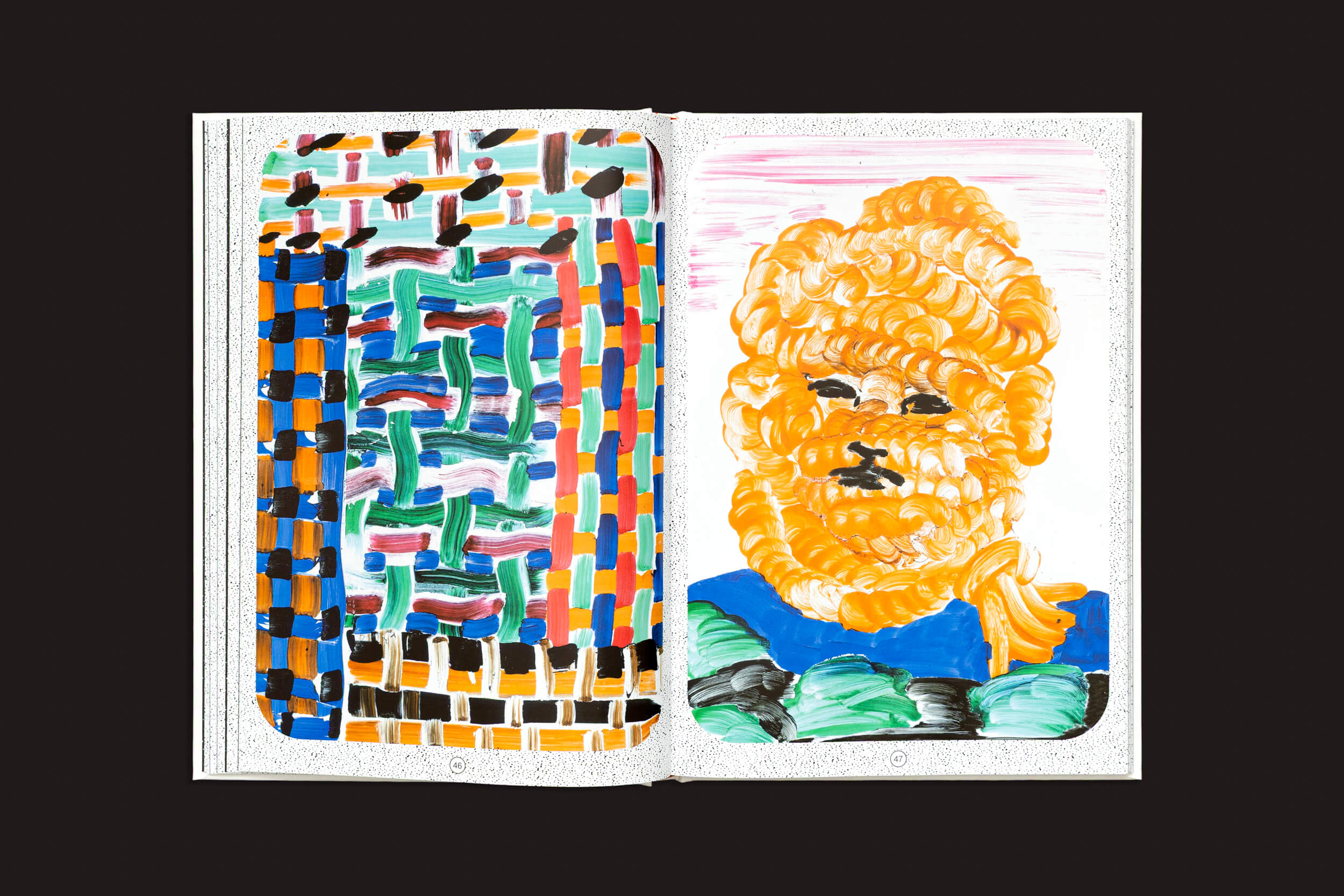 Em "Manon Cezaro: Terrain Glissant", da Fidéle Editions, uma capa dura aberta revela duas obras de arte: um padrão tecido em azul, verde, laranja, rosa e preto na página esquerda; um rosto laranja texturizado sobre pinceladas verdes e rosa na direita.