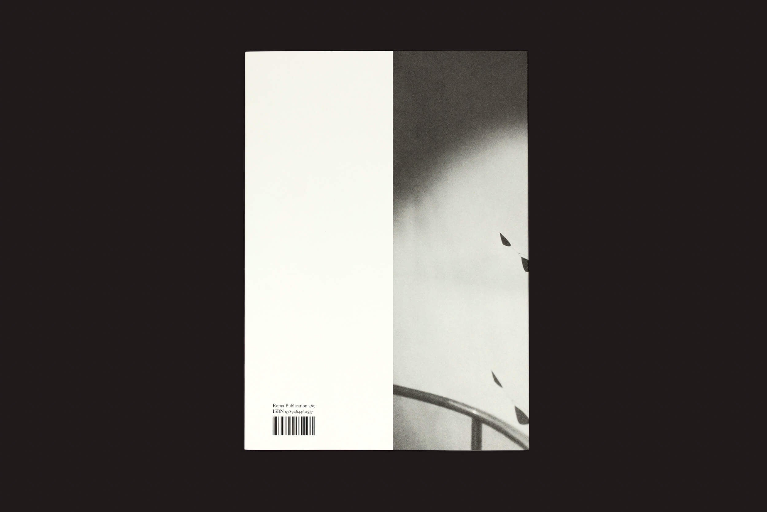 Um livro de bolso intitulado Inge Meijer: The MoMA Plant Collection, da Roma Publications, apresenta um design de capa dividida: o lado esquerdo é branco com texto mínimo e um código de barras, enquanto o direito exibe uma imagem em tons de cinza que lembra o estilo de Henri Matisse, com uma escada curva e folhas sombreadas.