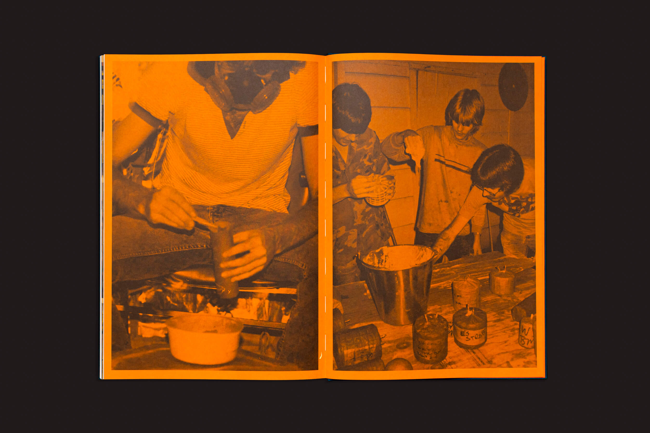 A imagem em tom sépia de "Kevin Cooley: The Wizard of Awe" da The Eriskay Connection mostra o Wizard of Awe misturando uma xícara, enquanto, perto dali, três pessoas trabalham ao redor de uma mesa com recipientes e ferramentas, emanando criatividade e magia.