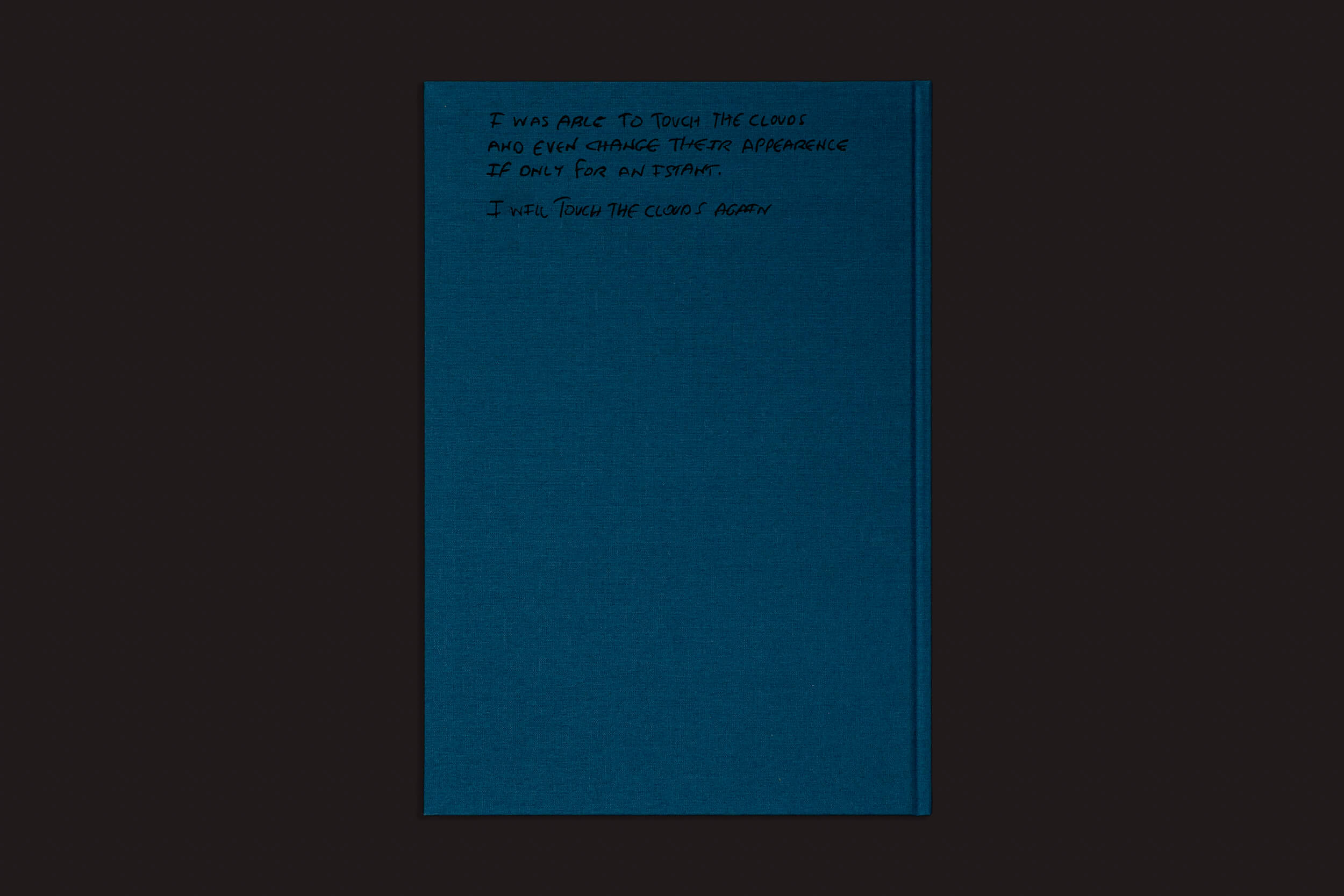 Uma capa marrom-escura de "The Wizard of Awe", de Kevin Cooley, da The Eriskay Connection, apresenta um texto manuscrito no canto superior direito que diz: "Consegui tocar as nuvens e até mudar sua aparência como se fosse um guru da fumaça, mesmo que por um instante. Tocarei as nuvens novamente.
