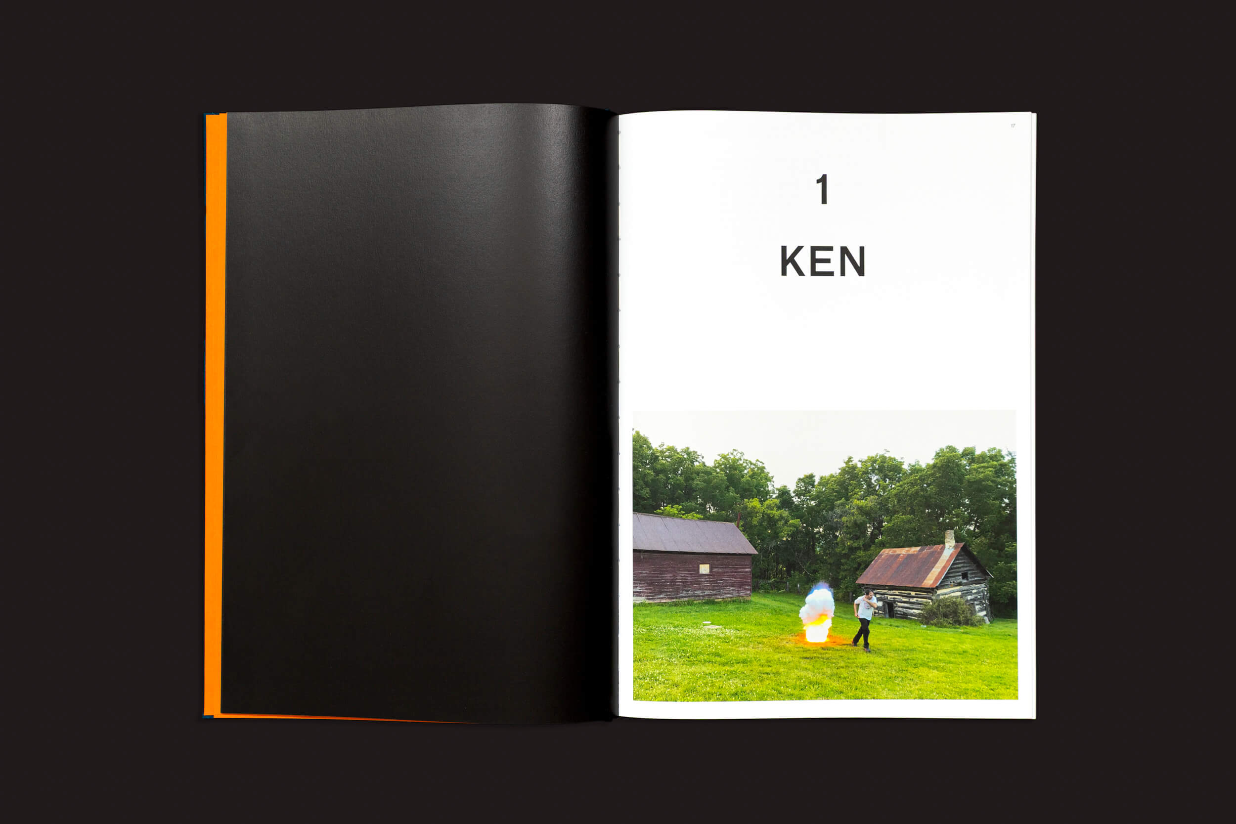 Um livro aberto sobre um fundo escuro mostra "Kevin Cooley: The Wizard of Awe", de The Eriskay Connection. A página da esquerda é preta, e a da direita apresenta "1 KEN MILLER" acima da imagem de uma pessoa perto de prédios de madeira com fumaça colorida de geradores de fumaça na grama.