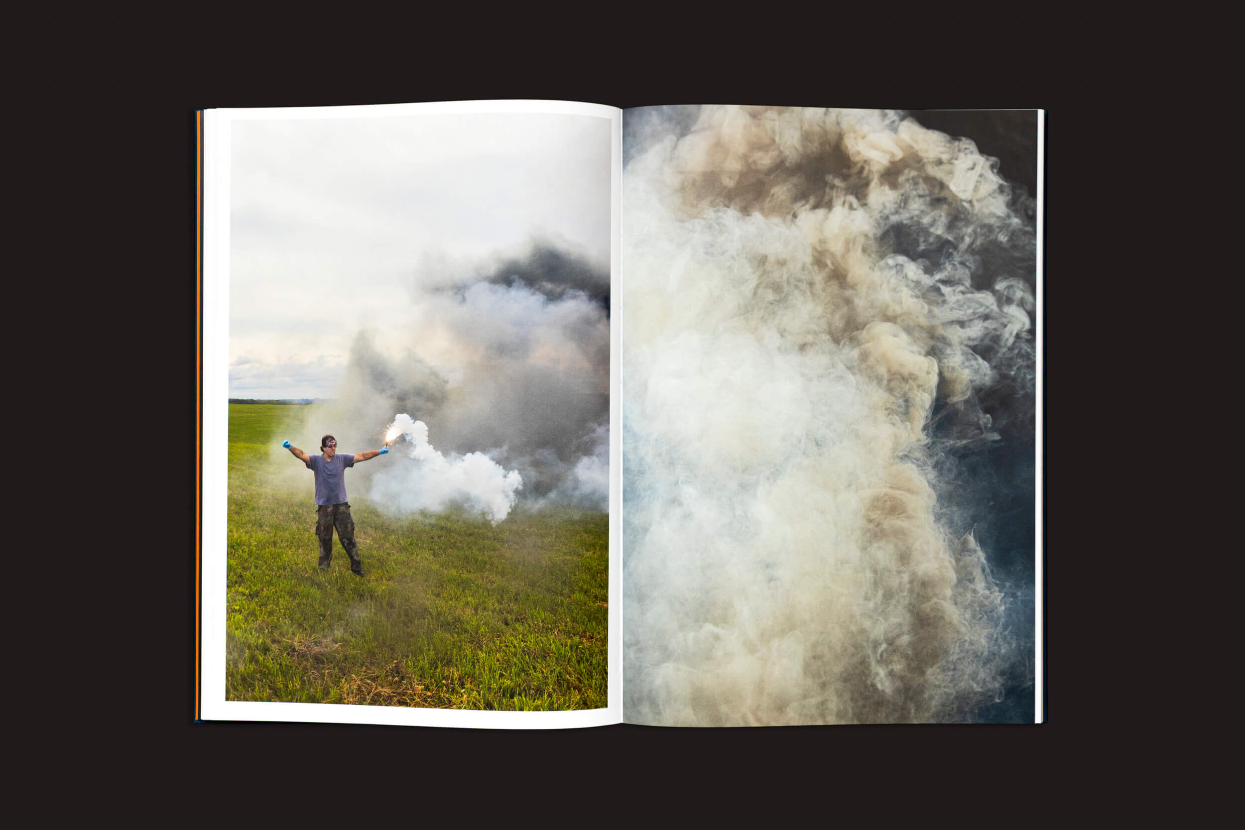 Na capa da revista, Ken Miller está em um campo gramado, segurando uma lata com fumaça subindo para o céu. A página da direita apresenta um close abstrato dessa exibição contra um fundo escuro. Esta arte faz parte de "Kevin Cooley: The Wizard of Awe", da The Eriskay Connection.