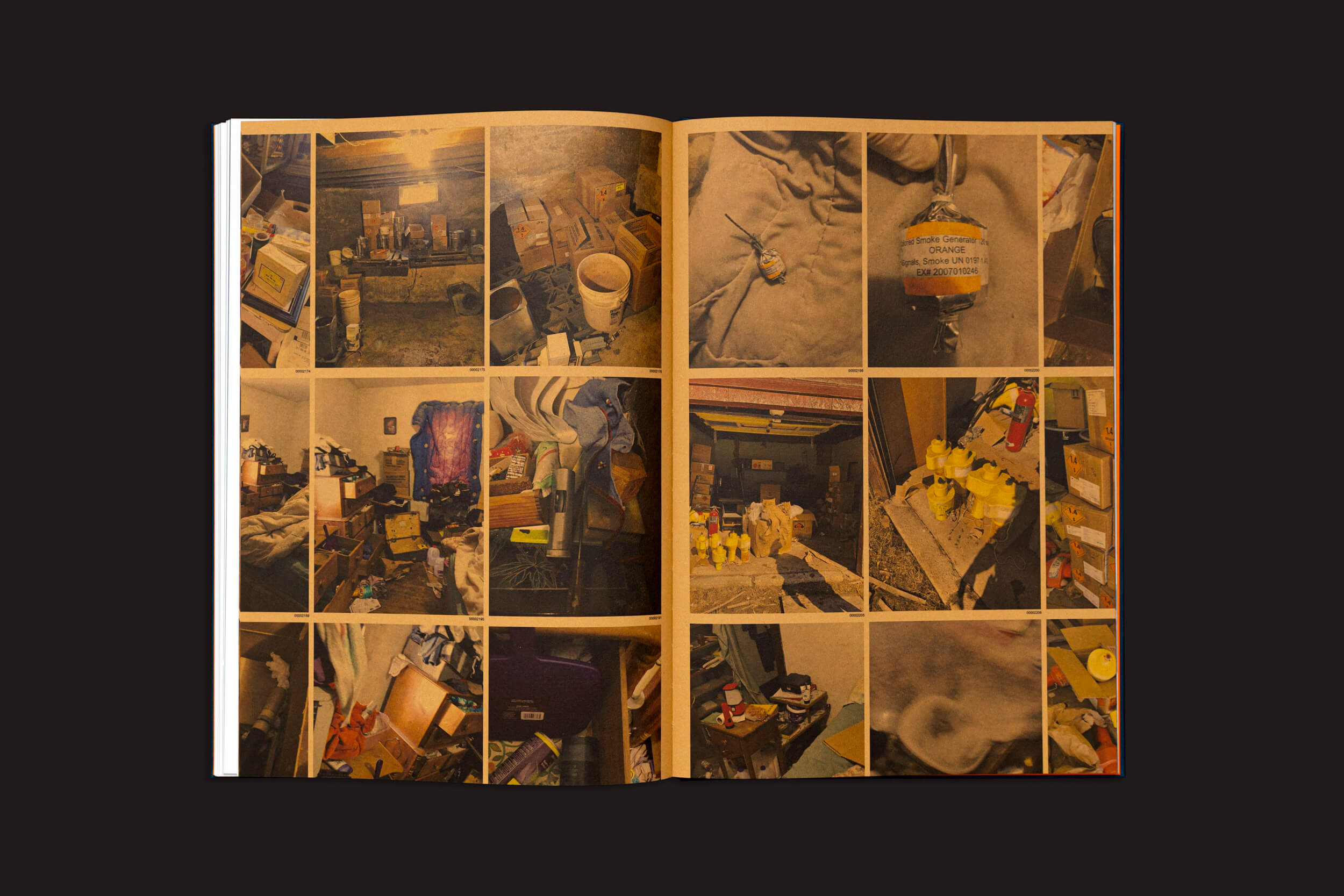 The Wizard of Awe", de Kevin Cooley, publicado pela The Eriskay Connection, revela uma grade de fotografias em tom sépia retratando cenas internas desorganizadas com caixas de papelão, potes e móveis. Essa aparência envelhecida evoca momentos congelados no tempo contra um fundo escuro que intensifica a nostalgia.