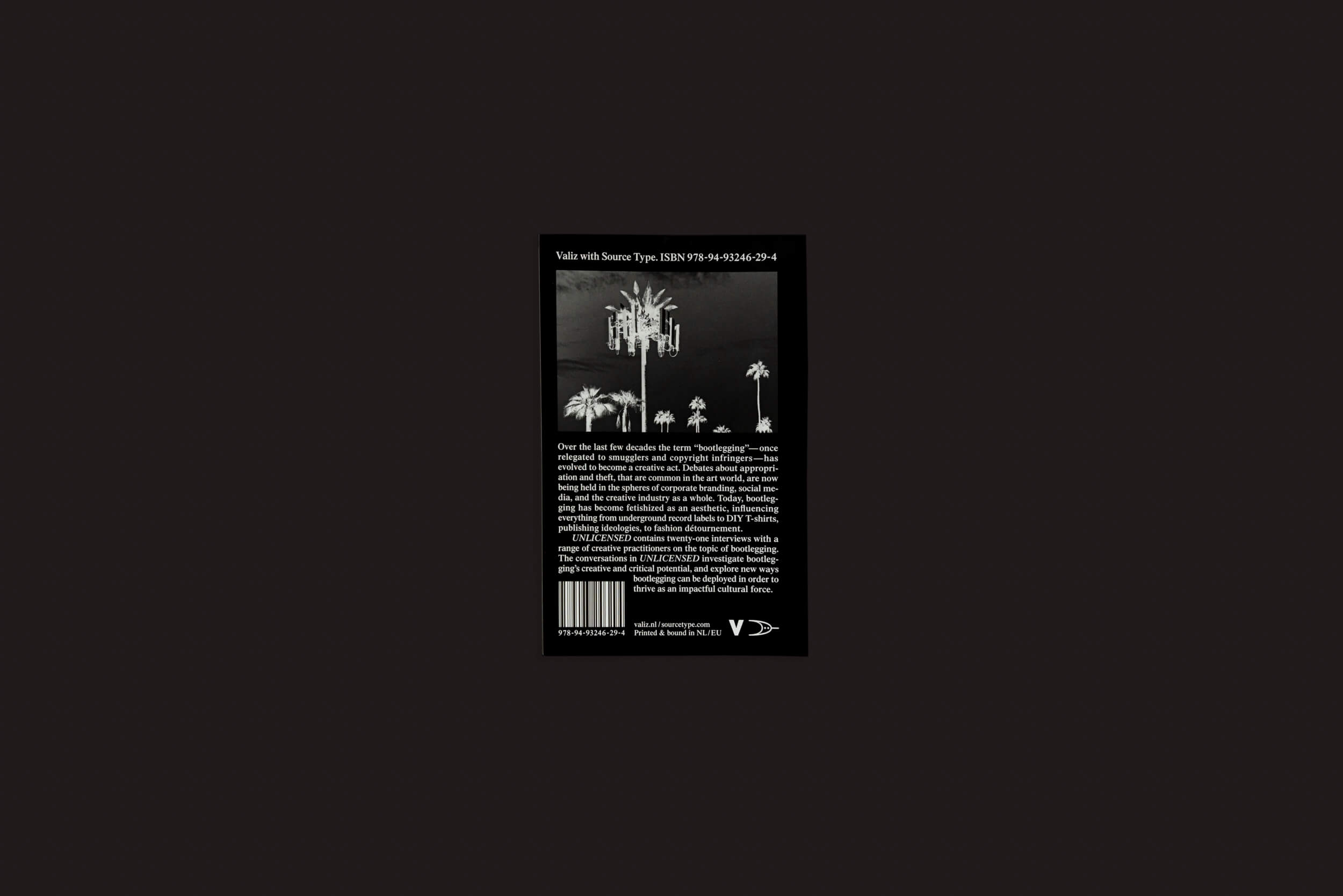 Um pôster escuro de Valiz intitulado "UNLICENSED – Bootlegging As a Creative Practice: Ben Schwartz" apresenta imagens abstratas de palmeiras com texto branco em parágrafos. Um código de barras está no canto inferior esquerdo, e pequenos símbolos com um logotipo adicionam à vibração bootleg no canto inferior direito.