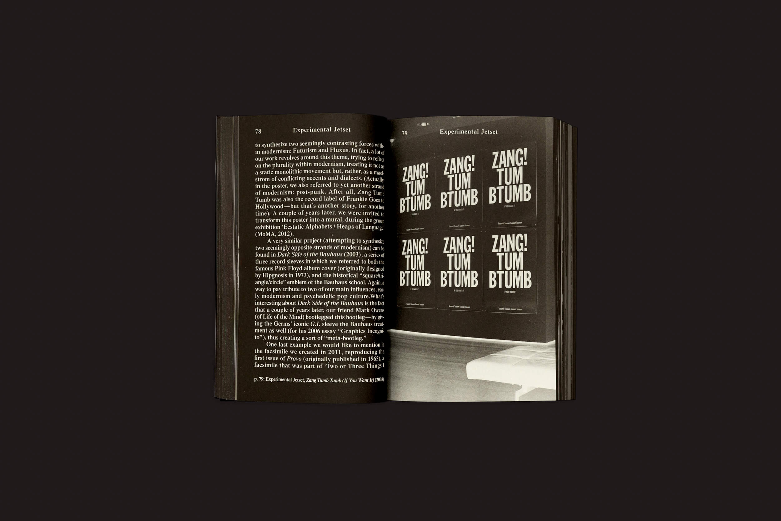 Um livro aberto revela texto em uma página, enquanto uma série de pôsteres vibrantes com "ZANG! TUMB TUMB" adorna a outra, em um fundo escuro. Esta exibição artística sugere temas de "UNLICENSED – Bootlegging As a Creative Practice: Ben Schwartz" de Valiz.