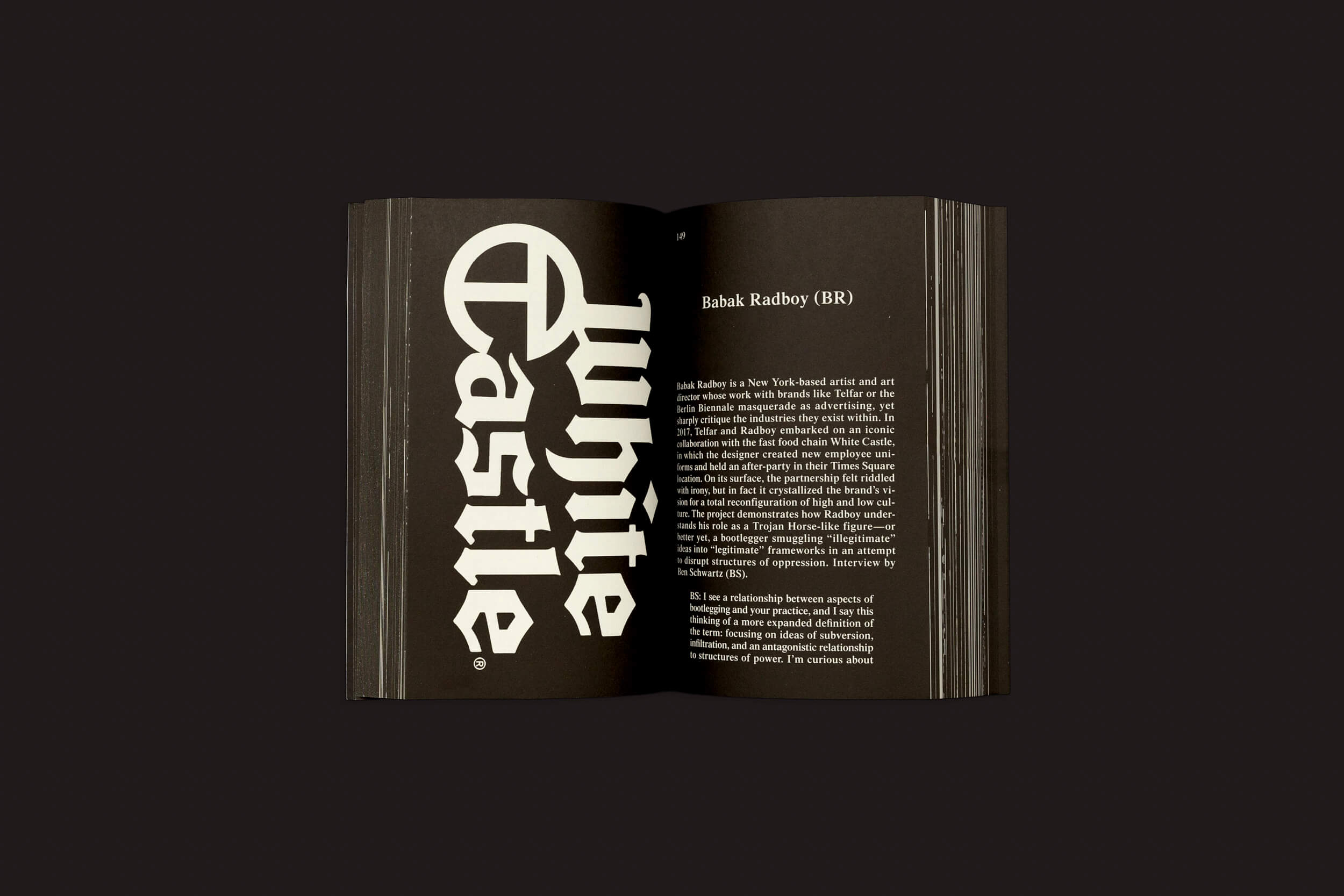 Um livro aberto apresenta "White Castle" em letras brancas em negrito em uma página. A outra página mergulha na criatividade de Bablac Radboy contra um fundo preto, incorporando o estilo de pirataria de "UNLICENSED – Bootlegging As a Creative Practice: Ben Schwartz" de Valiz.