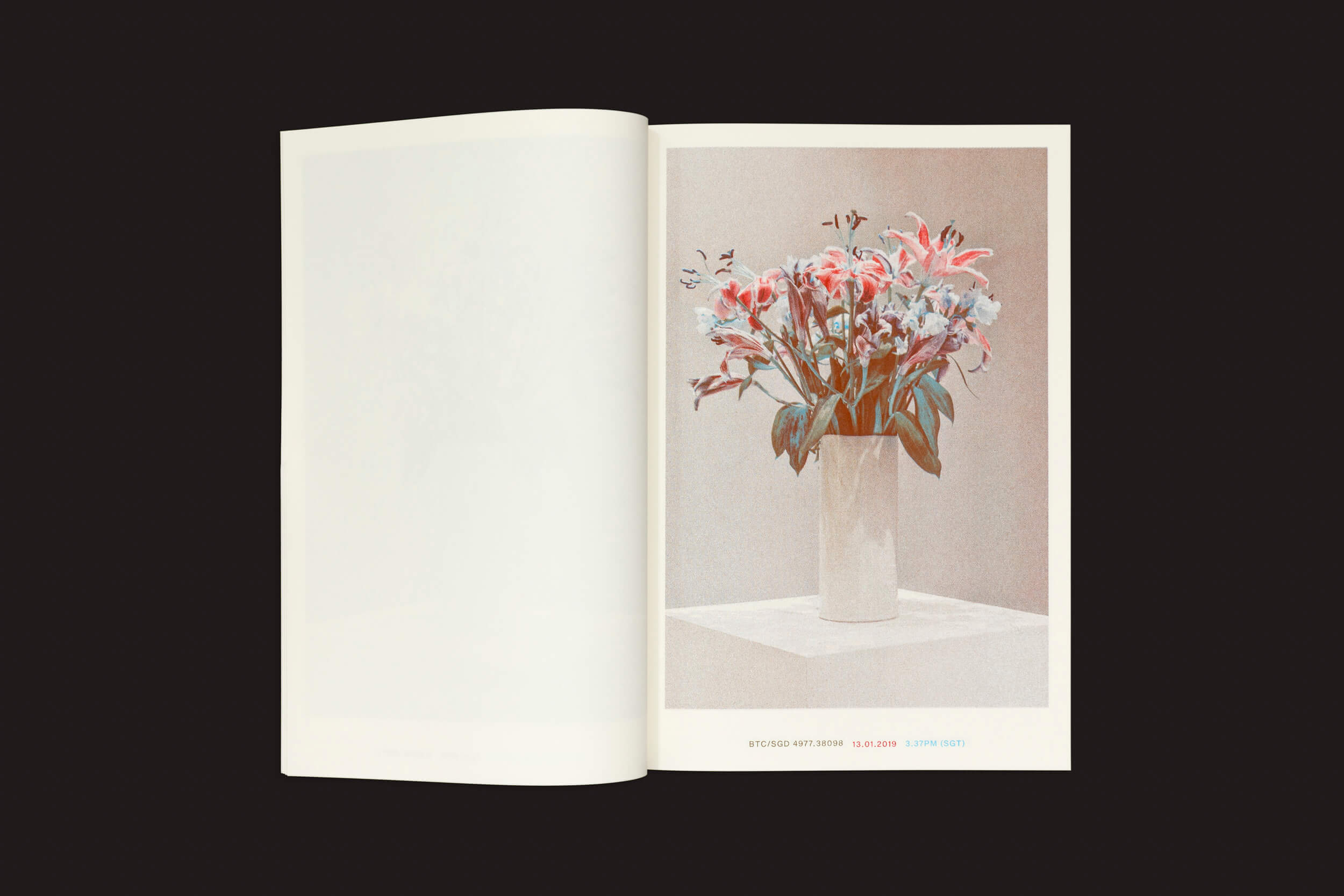 Um livro aberto em uma superfície escura exibe uma página com uma ilustração de um vaso cheio de flores rosas e brancas, ecoando o estilo de Xavier Antin. A página da esquerda está em branco, enquanto a da direita ostenta um pequeno texto colorido na parte inferior celebrando tecnologia e natureza. Produto: Xavier Antin: Vanishing Workflows da Temporary Press.