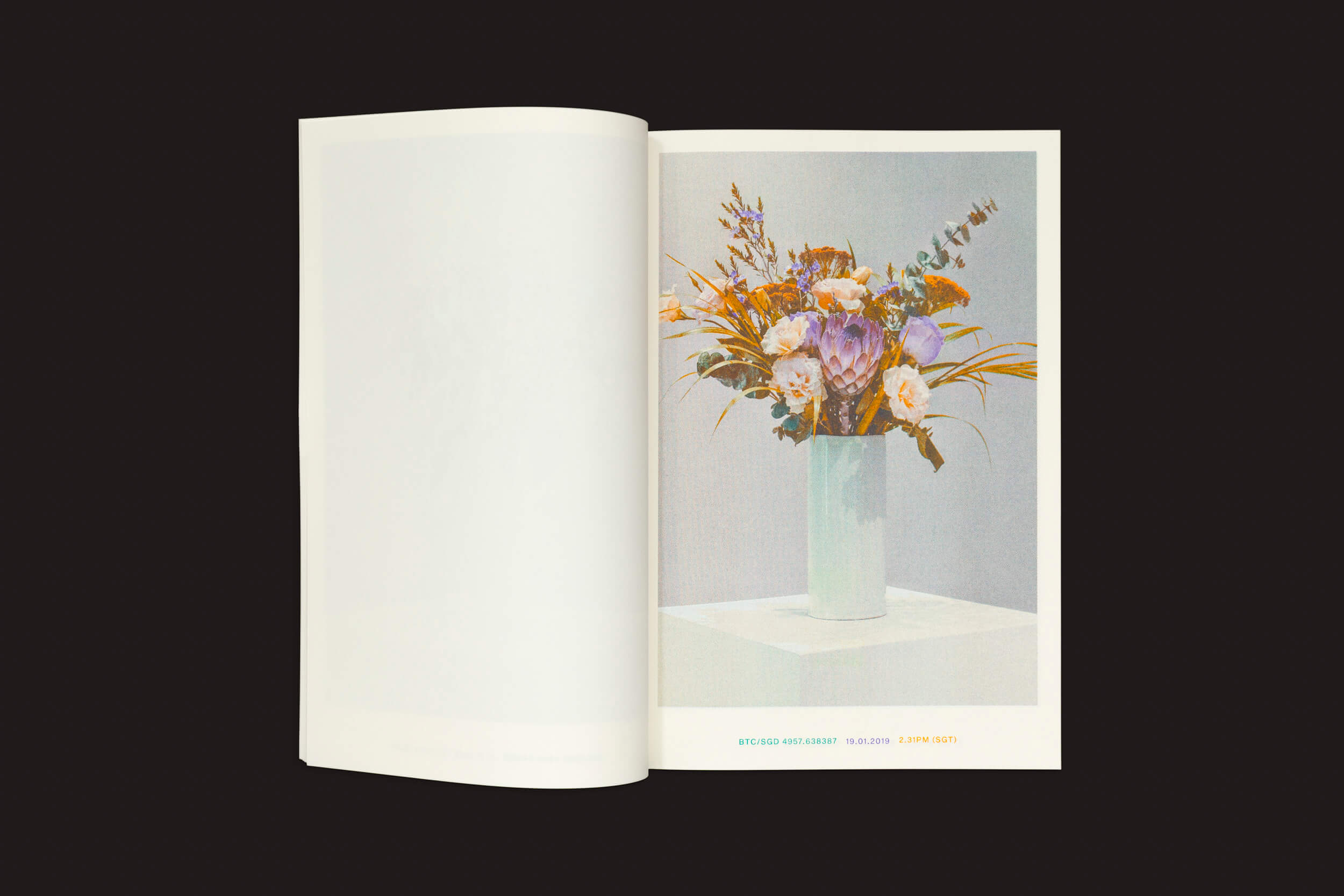 O livro aberto, Xavier Antin: Vanishing Workflows da Temporary Press, exibe uma ilustração de arranjo floral na página direita. O vibrante buquê fica em um pedestal branco contra um fundo cinza suave, misturando tecnologia e natureza, enquanto a página esquerda permanece em branco.