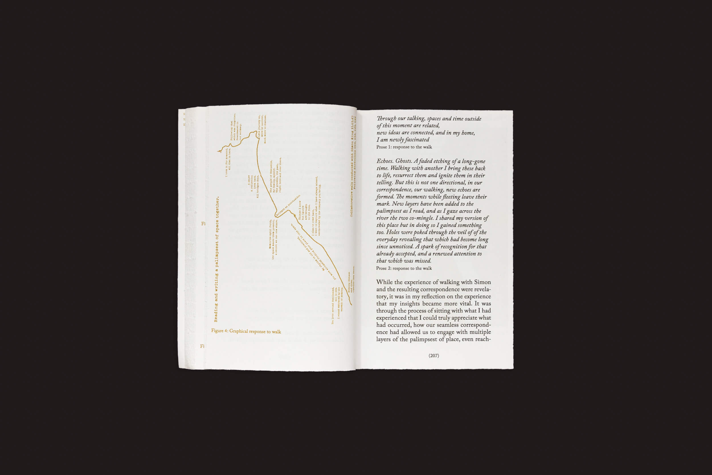 Sobre fundo preto, o livro aberto Alice Twemlow, Tânia A. Cardoso: Walking as Research Practice, da Roma Publications, exibe um diagrama com linhas anotadas na página esquerda e um texto explorando investigação em espaços urbanos na direita.