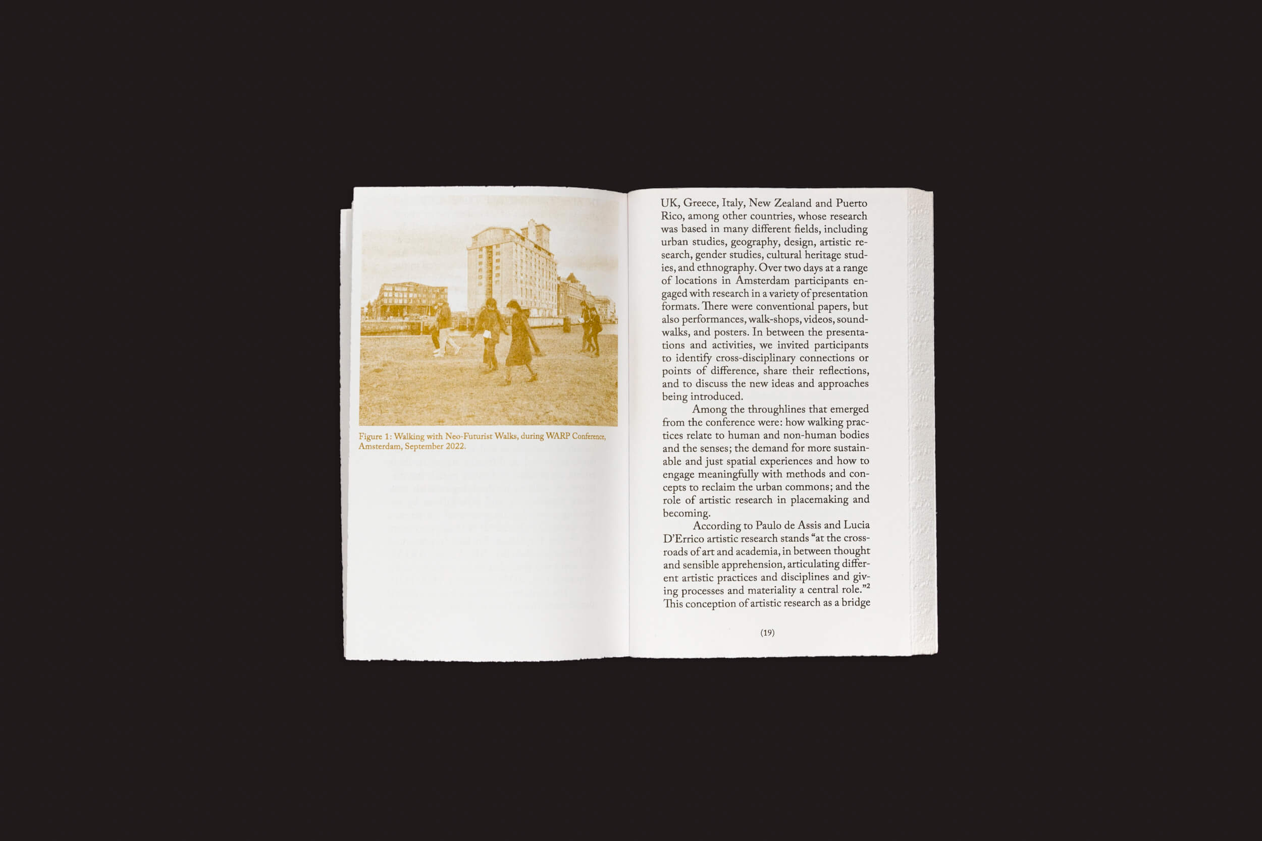 Em Walking as Research Practice, de Alice Twemlow e Tânia A. Cardoso, da Roma Publications, uma foto em tom sépia de uma caminhada de campo em um prédio antigo aparece na página esquerda, enquanto a direita discute tópicos de migração e globalização.