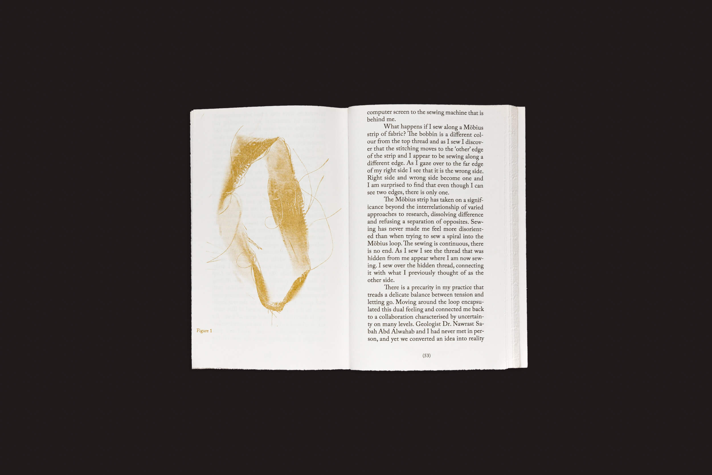 O produto é Alice Twemlow, Tânia A. Cardoso: Walking as Research Practice, da Roma Publications, apresentado com uma página de ilustração aberta apresentando um grande design abstrato em tons de bege à esquerda e um texto investigativo em inglês sobre espaços urbanos à direita, sobre um fundo preto.