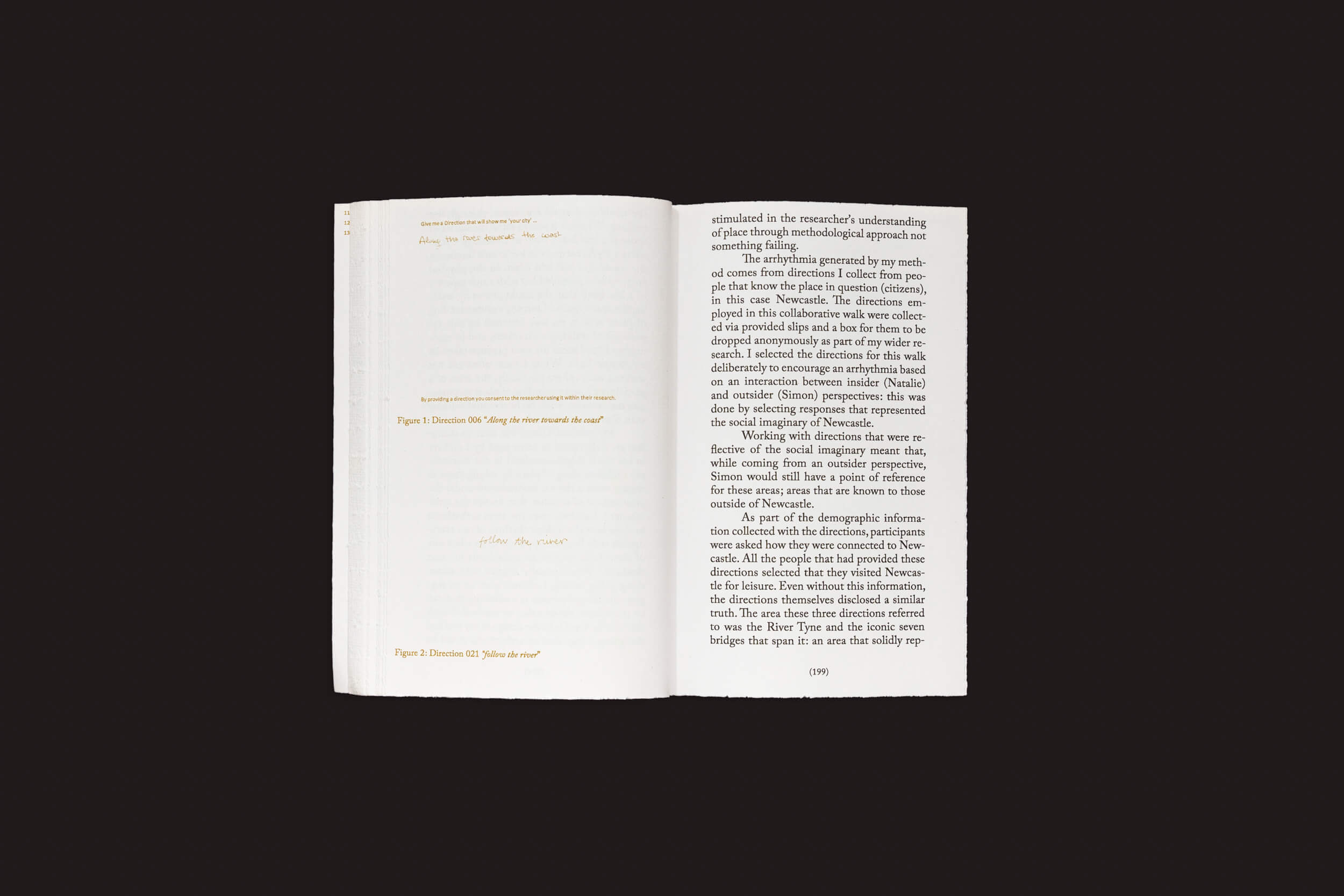 O livro aberto, Alice Twemlow, Tânia A. Cardoso: Walking as Research Practice da Roma Publications, está centralizado em um fundo preto. Ele apresenta páginas brancas e texto preto mínimo, convidando os leitores a embarcar em uma jornada exploratória silenciosa por seu conteúdo.