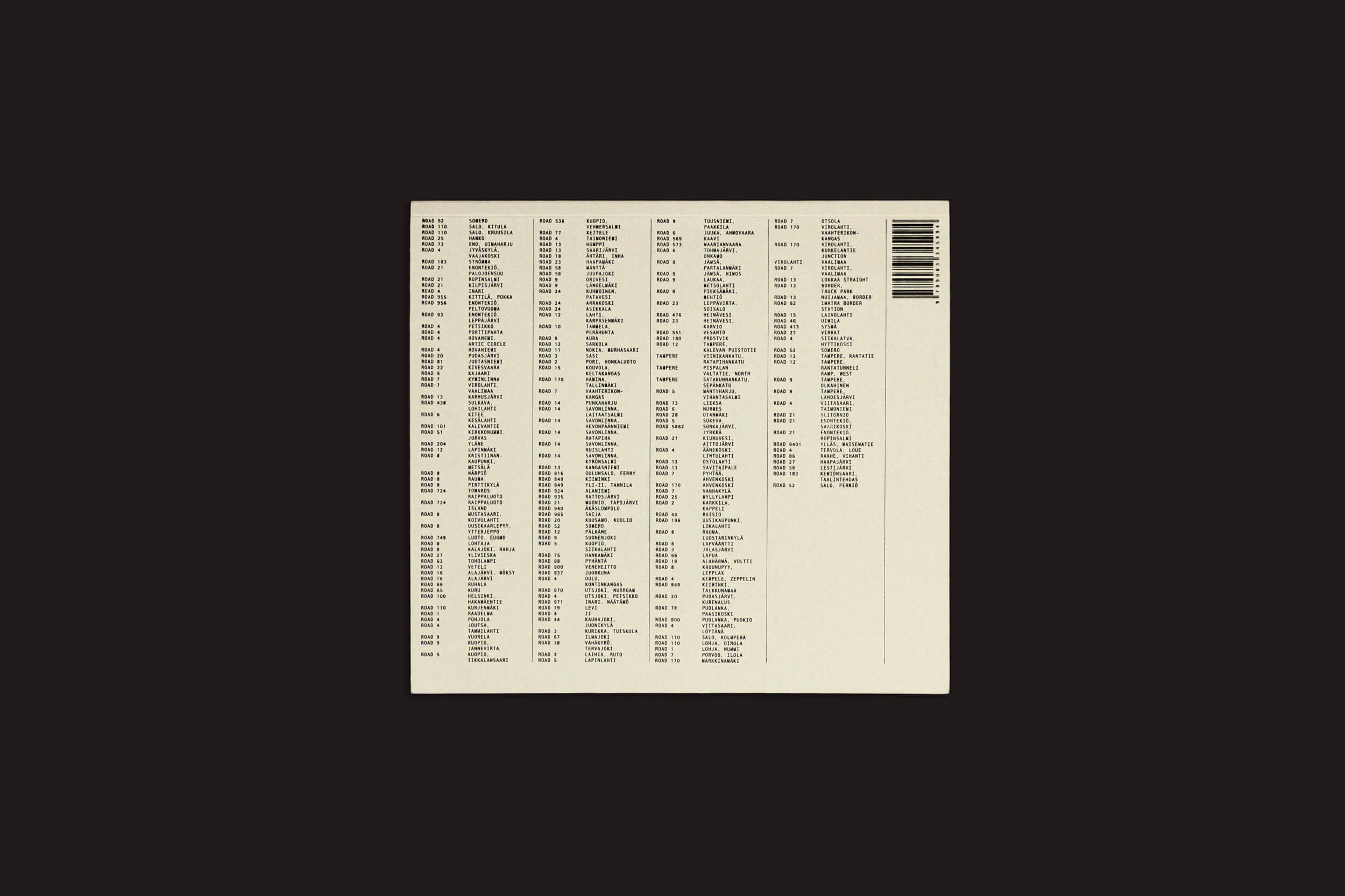 Uma folha bege com colunas de texto de números e palavras ecoa o estilo de Tatu Gustafsson em "I on the Road / Weather Camera Self-Portraits, 2012-2021" da Fw:Books. Um código de barras vertical contra um fundo preto adiciona um elemento semelhante a fotografia alternativa.