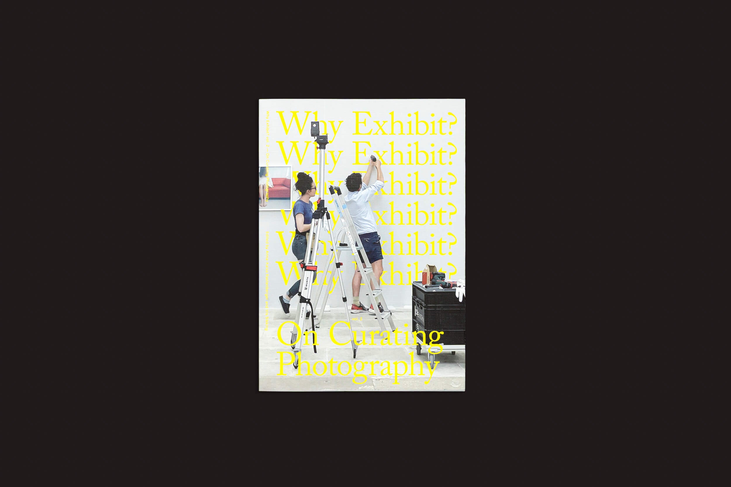 A capa de "Why Exhibit? vol. 2 - On Curating Photography", de Anna-Kaisa Rastenberger e Iris Sikking, da Fw:Books, exibe um texto amarelo sobre uma foto de duas pessoas montando uma câmera em um tripé, contrastando com o fundo preto e convidando os leitores a explorar práticas curatoriais em fotografia.