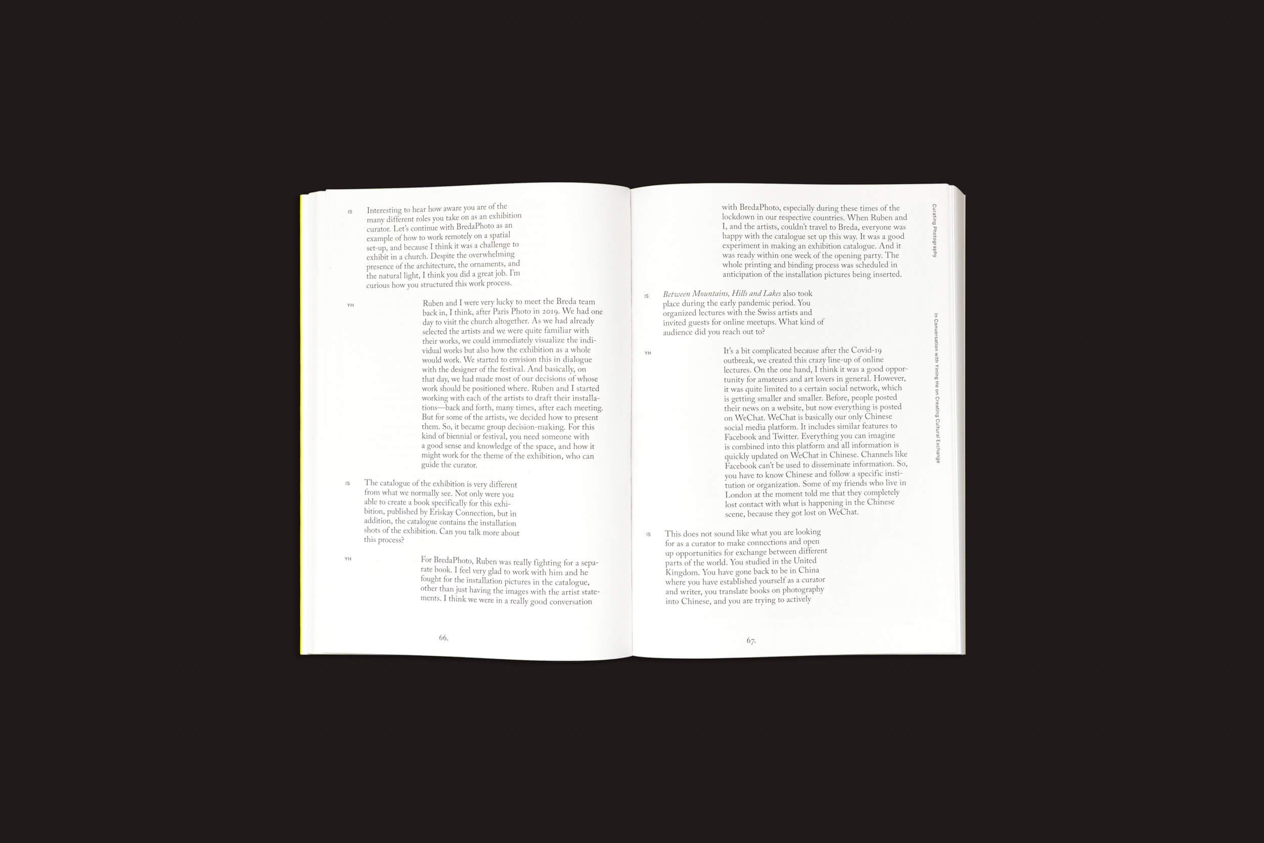 O livro "Why Exhibit? vol. 2 - On Curating Photography", de Anna-Kaisa Rastenberger e Iris Sikking, da Fw:Books, está aberto em um fundo preto, exibindo texto em inglês organizado em parágrafos organizados com uma fonte limpa, cada palavra cuidadosamente selecionada para refletir a arte da representação fotográfica.