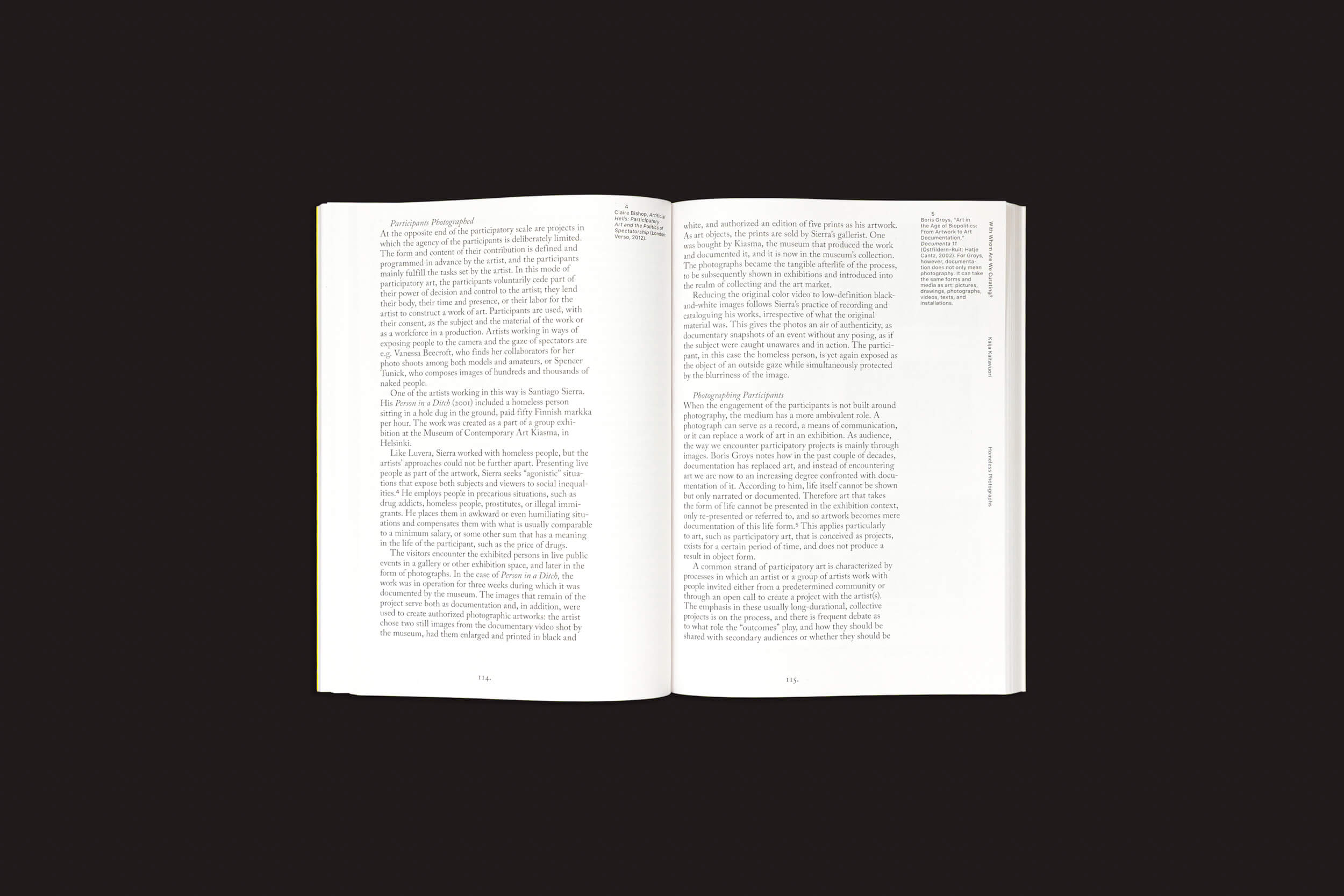 O livro "Why Exhibit? vol. 2 - On Curating Photography", de Anna-Kaisa Rastenberger e Iris Sikking, da Fw:Books, está aberto sobre um fundo preto, com cada página numerada repleta de insights sobre práticas curatoriais, representação e curadoria de fotografia.