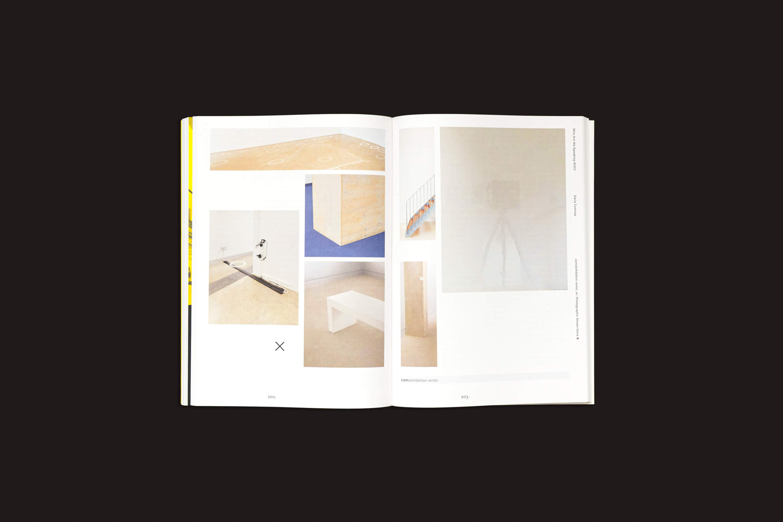 Uma cópia aberta de "Why Exhibit? vol. 2 - On Curating Photography" de Anna-Kaisa Rastenberger e Iris Sikking da Fw:Books repousa sobre uma superfície escura, exibindo fotos abstratas com formas geométricas e tons suaves que refletem práticas curatoriais. As bordas das páginas são levemente visíveis.