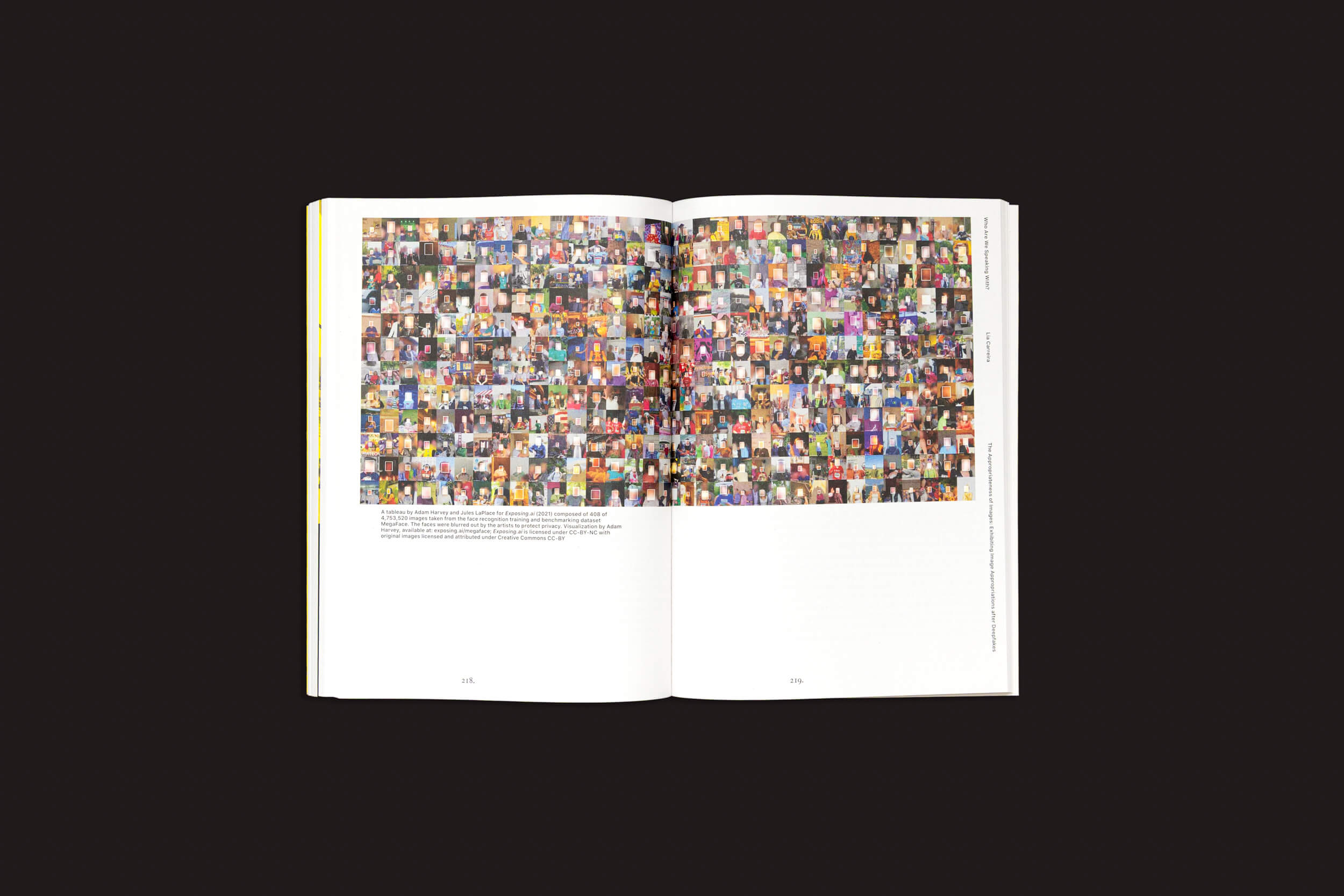 Um livro aberto intitulado "Por que expor? vol. 2 - Sobre curadoria de fotografia", de Anna-Kaisa Rastenberger e Iris Sikking, da Fw:Books, apresenta uma colagem de fotos em miniatura em páginas escuras com texto pequeno que aprimora sua representação fotográfica com curadoria.