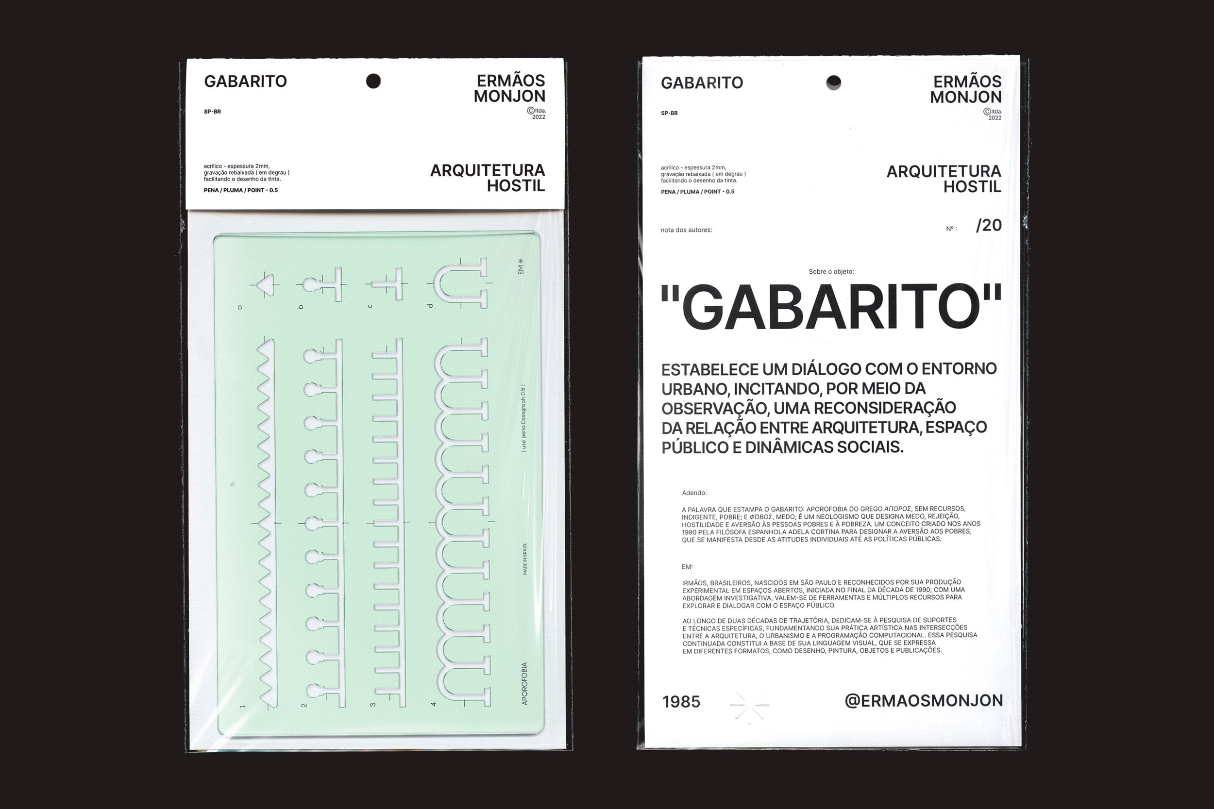 Duas embalagens brancas rotuladas como "Ermãos Monjon: Gabarito", de Ermãos Monjon, exibem um modelo de estêncil arquitetônico à esquerda e um texto de arquitetura urbana à direita, fazendo referência ao gabarito arquitetura e à arquitetura hostil, contra um fundo preto.